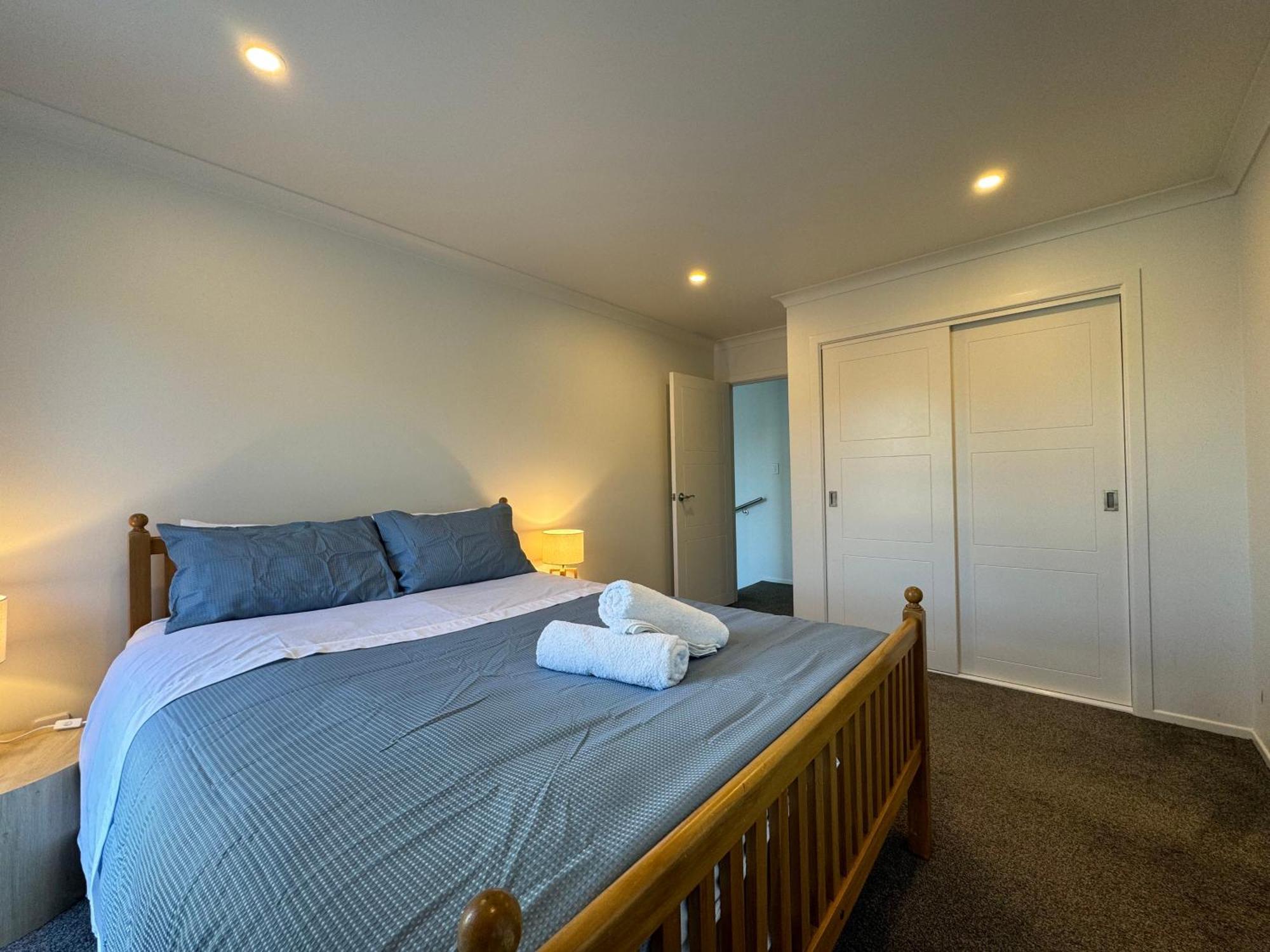 No Party Allowed, Entire Brand New 3 Bedroom Townhouse, Free Unlimited Fibre Wifi And Free Parking Holiday home *