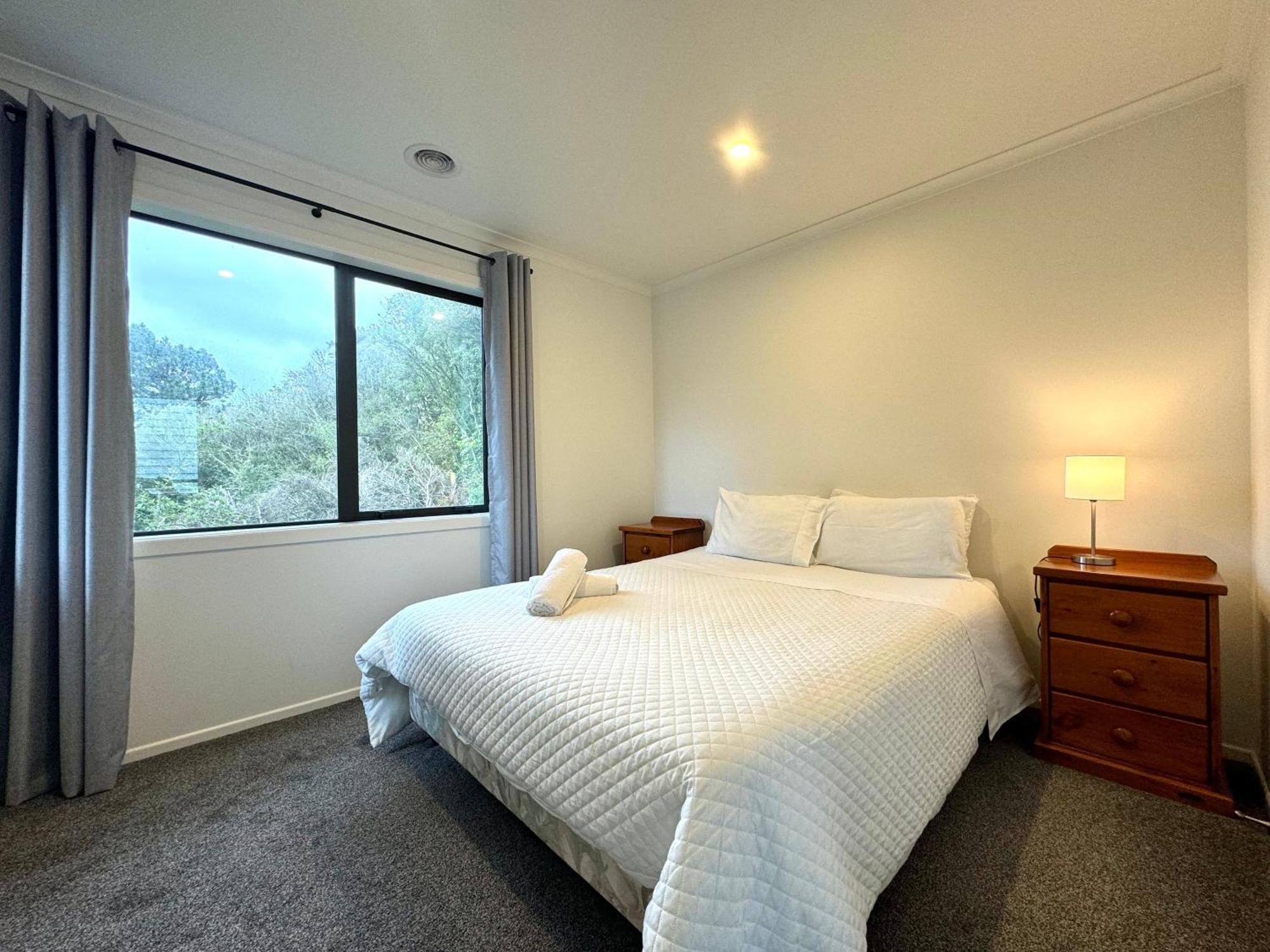 Holiday home No Party Allowed, Entire Brand New 3 Bedroom Townhouse, Free Unlimited Fibre Wifi And Free Parking *