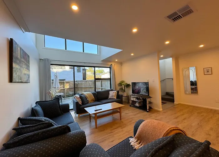 No Party Allowed, Entire Brand New 3 Bedroom Townhouse, Free Unlimited Fibre Wifi And Free Parking