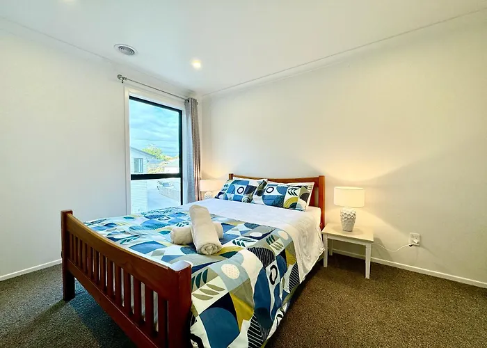 No Party Allowed, Entire Brand New 3 Bedroom Townhouse, Free Unlimited Fibre Wifi And Free Parking