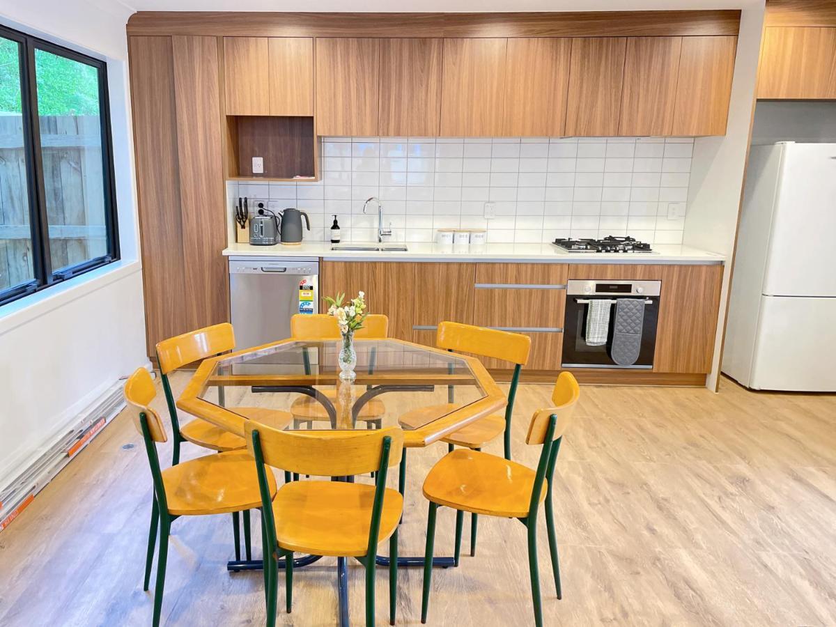 No Party Allowed, Entire Brand New 3 Bedroom Townhouse, Free Unlimited Fibre Wifi And Free Parking *