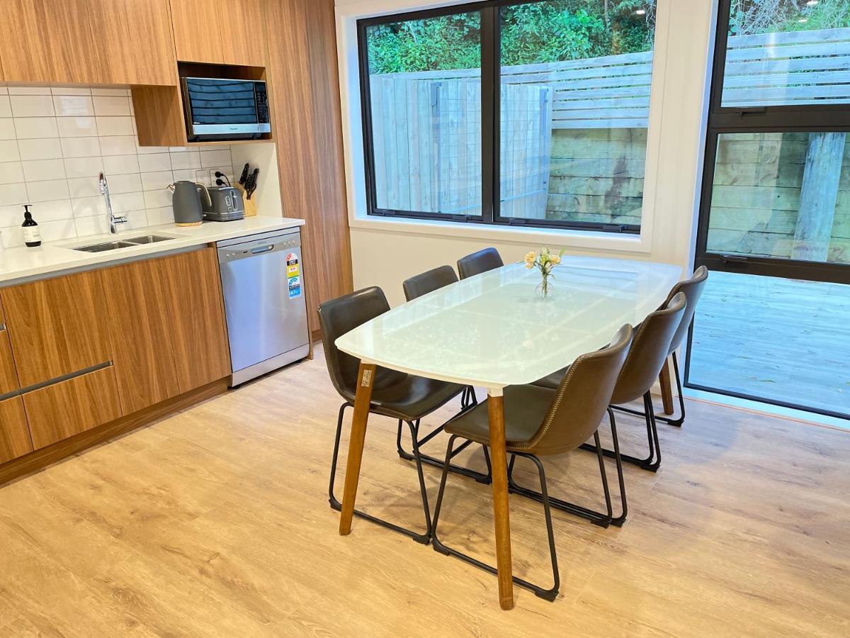 No Party Allowed, Entire Brand New 3 Bedroom Townhouse, Free Unlimited Fibre Wifi And Free Parking *