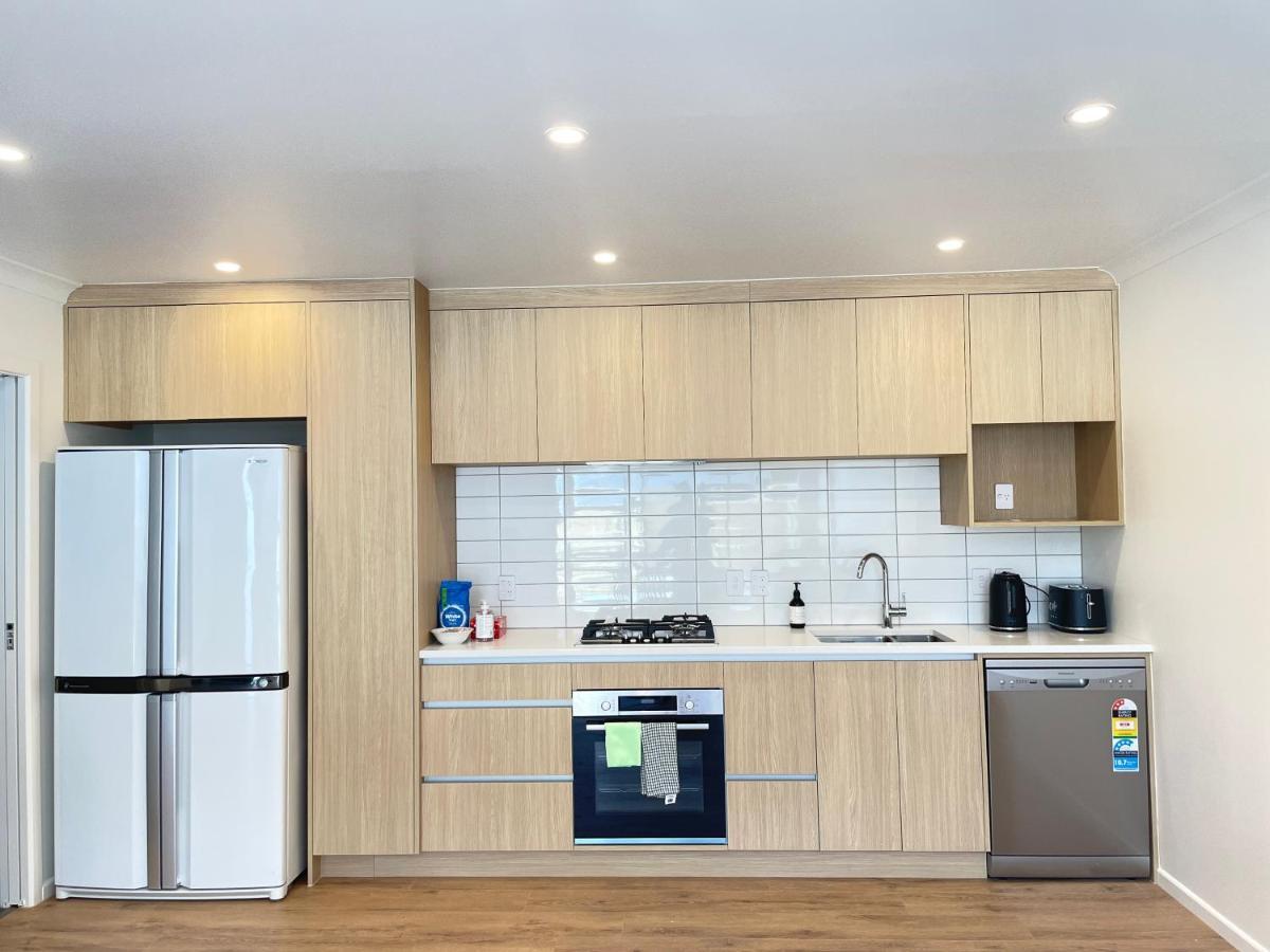 No Party Allowed, Entire Brand New 3 Bedroom Townhouse, Free Unlimited Fibre Wifi And Free Parking