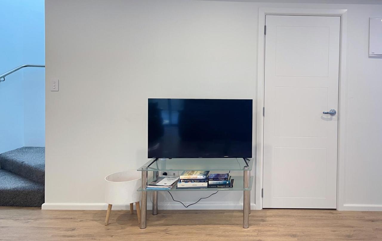 Holiday home No Party Allowed, Entire Brand New 3 Bedroom Townhouse, Free Unlimited Fibre Wifi And Free Parking *