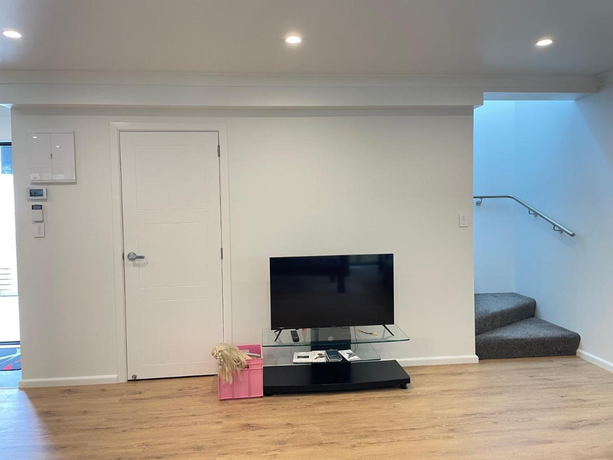 No Party Allowed, Entire Brand New 3 Bedroom Townhouse, Free Unlimited Fibre Wifi And Free Parking