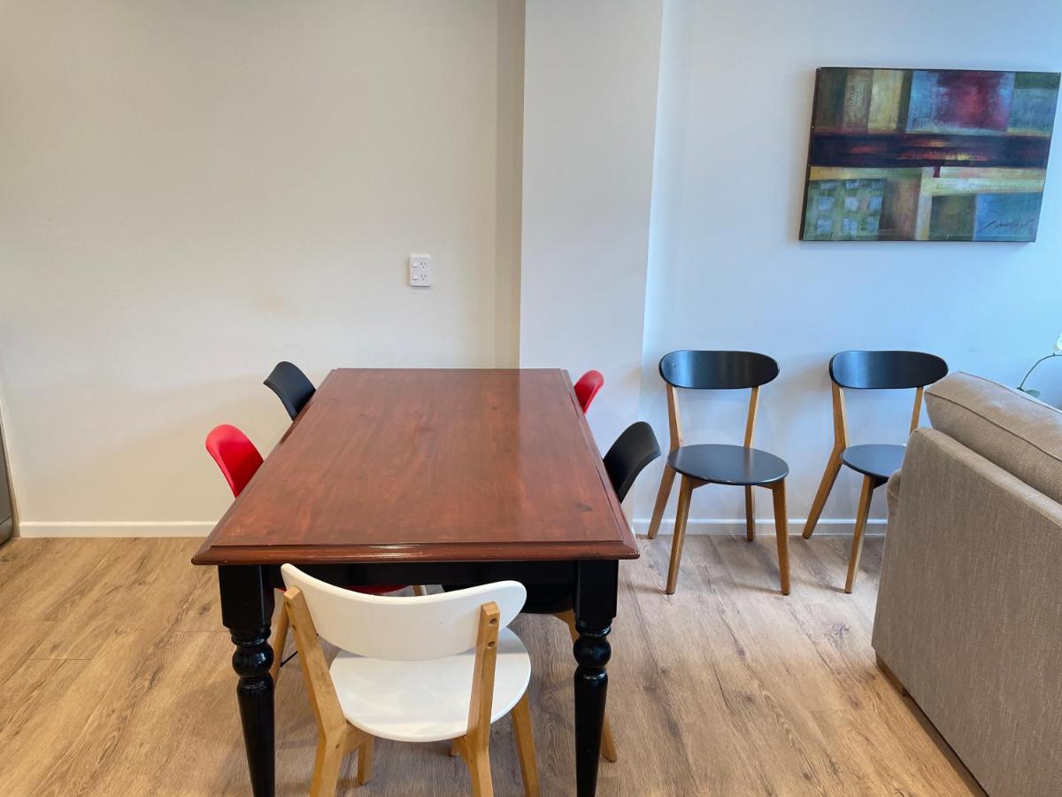 No Party Allowed, Entire Brand New 3 Bedroom Townhouse, Free Unlimited Fibre Wifi And Free Parking *