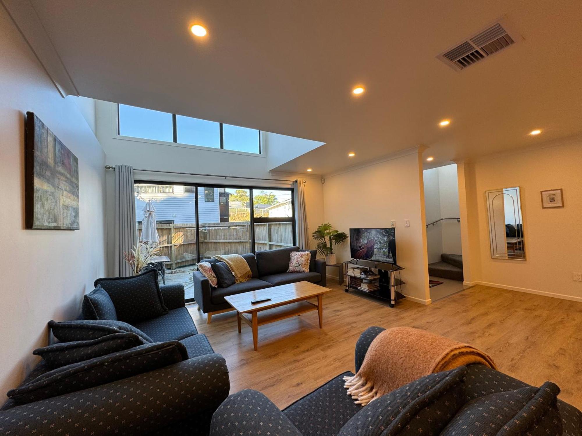 No Party Allowed, Entire Brand New 3 Bedroom Townhouse, Free Unlimited Fibre Wifi And Free Parking Holiday home *