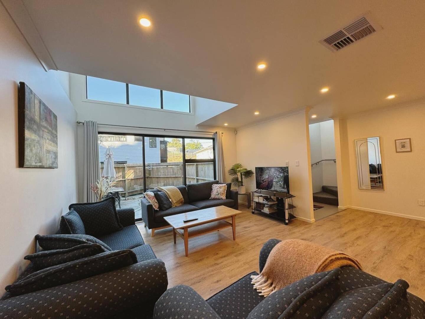 No Party Allowed, Entire Brand New 3 Bedroom Townhouse, Free Unlimited Fibre Wifi And Free Parking Wellington