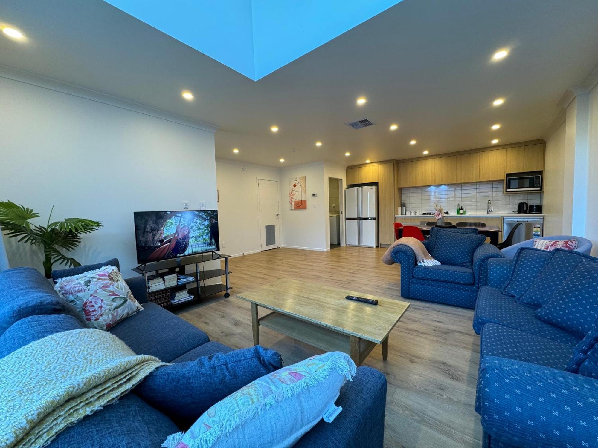 No Party Allowed, Entire Brand New 3 Bedroom Townhouse, Free Unlimited Fibre Wifi And Free Parking Holiday home *