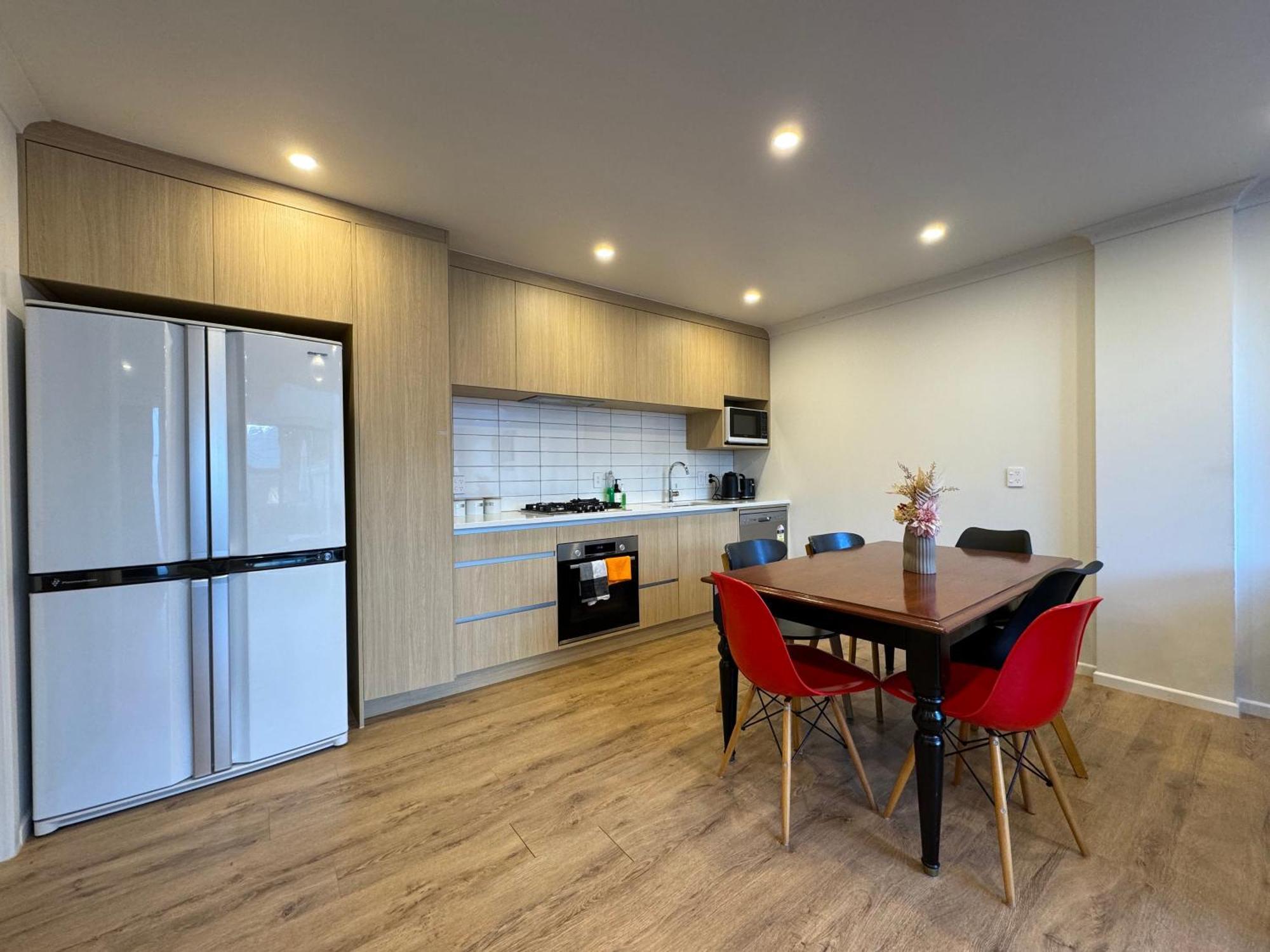 Holiday home No Party Allowed, Entire Brand New 3 Bedroom Townhouse, Free Unlimited Fibre Wifi And Free Parking Wellington