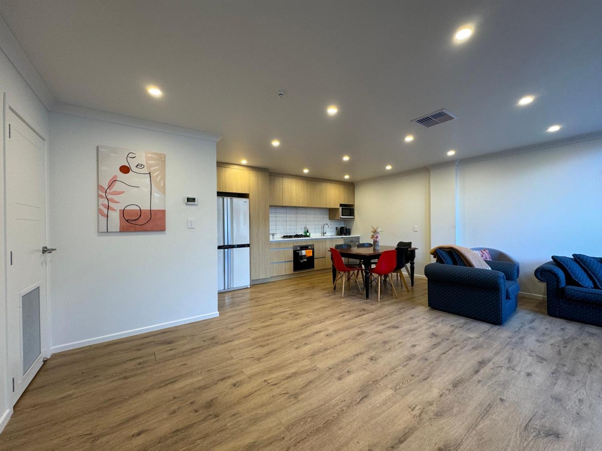 No Party Allowed, Entire Brand New 3 Bedroom Townhouse, Free Unlimited Fibre Wifi And Free Parking *