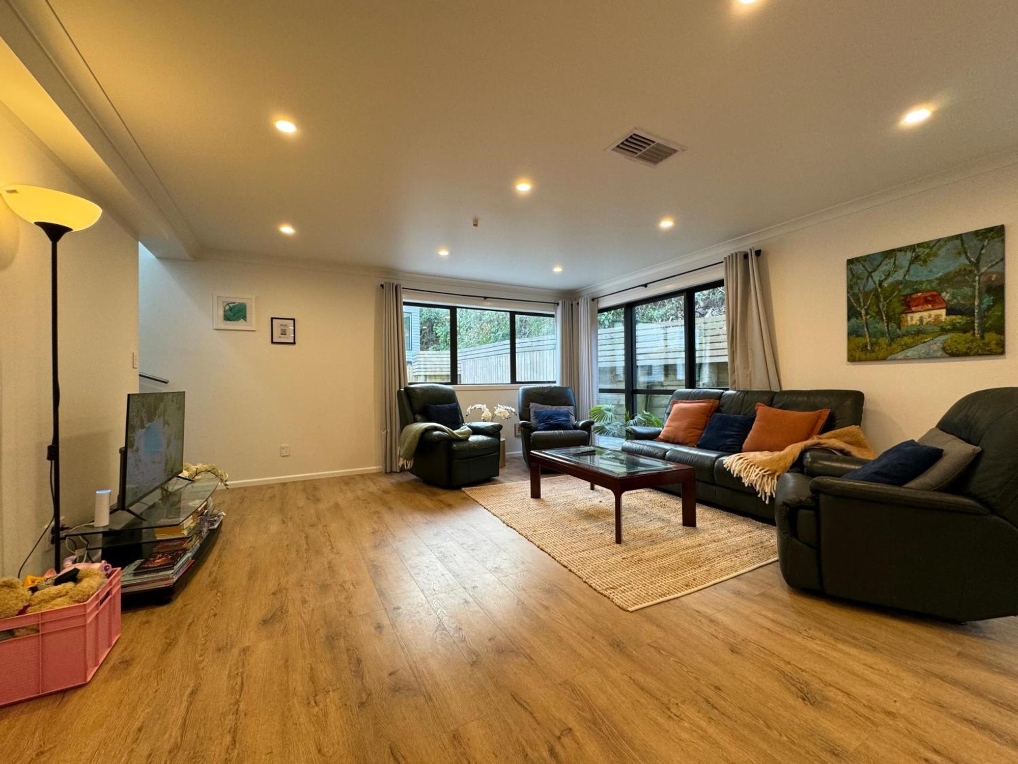 Holiday home No Party Allowed, Entire Brand New 3 Bedroom Townhouse, Free Unlimited Fibre Wifi And Free Parking