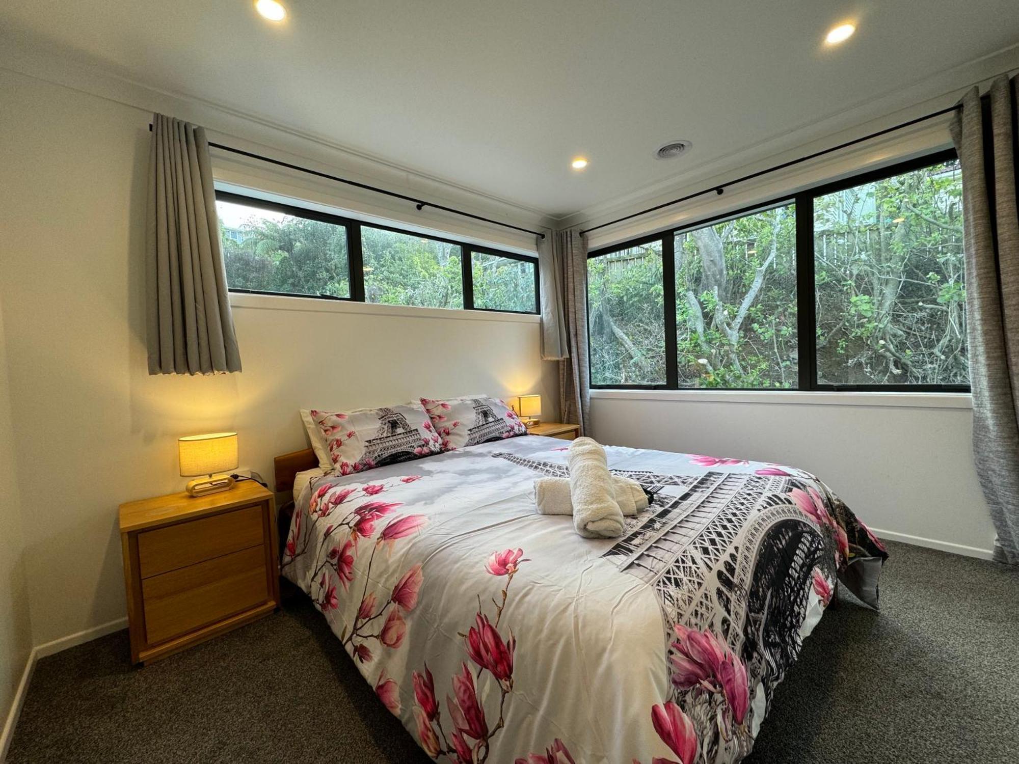 Holiday home No Party Allowed, Entire Brand New 3 Bedroom Townhouse, Free Unlimited Fibre Wifi And Free Parking *