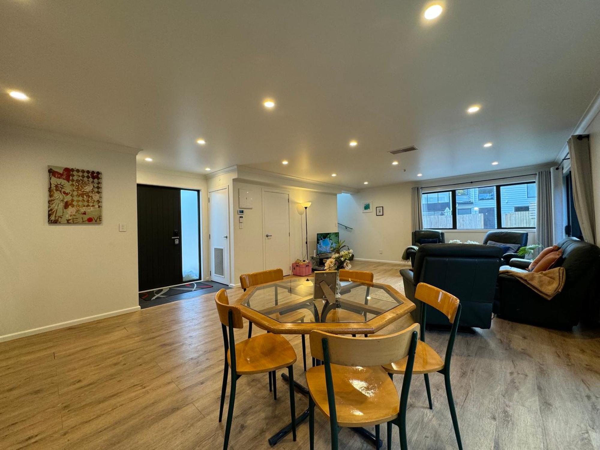 Holiday home No Party Allowed, Entire Brand New 3 Bedroom Townhouse, Free Unlimited Fibre Wifi And Free Parking Wellington