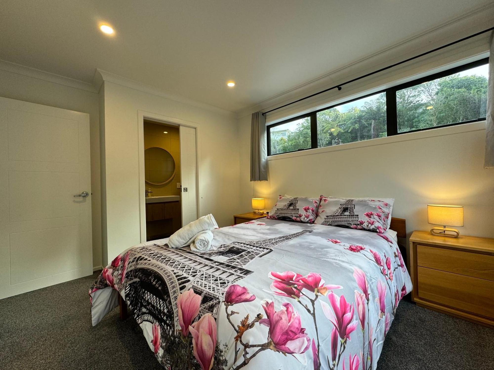 No Party Allowed, Entire Brand New 3 Bedroom Townhouse, Free Unlimited Fibre Wifi And Free Parking *