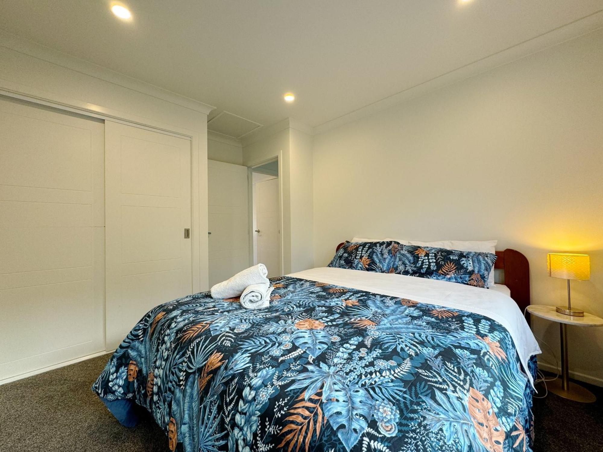 No Party Allowed, Entire Brand New 3 Bedroom Townhouse, Free Unlimited Fibre Wifi And Free Parking