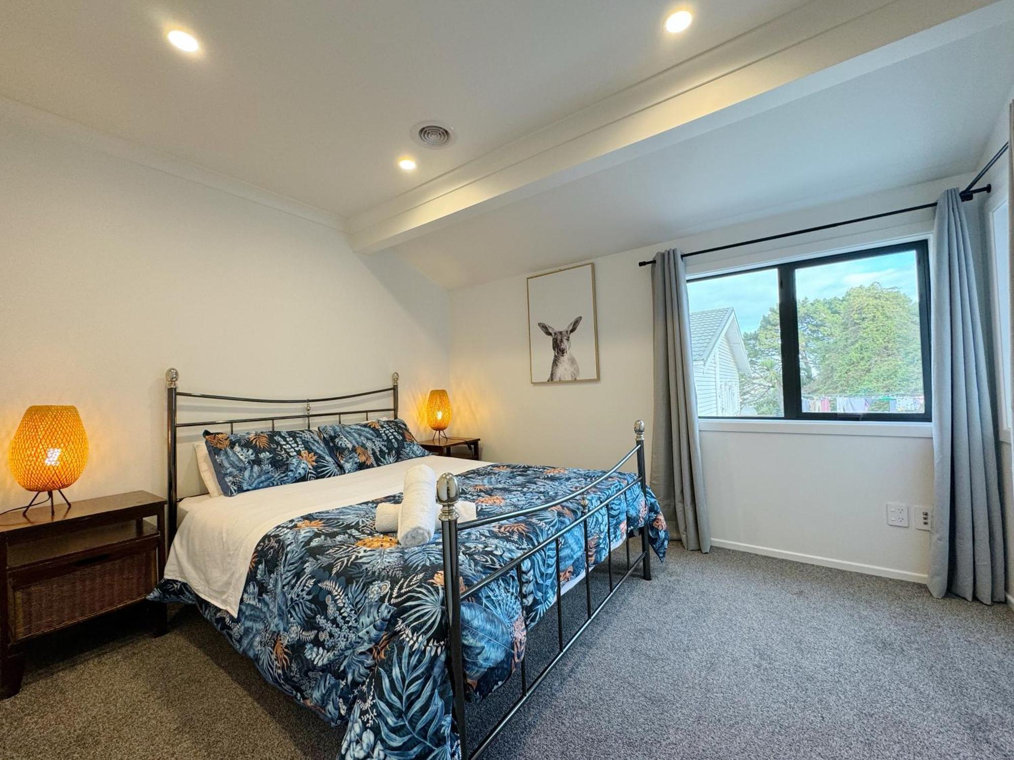 Holiday home No Party Allowed, Entire Brand New 3 Bedroom Townhouse, Free Unlimited Fibre Wifi And Free Parking *