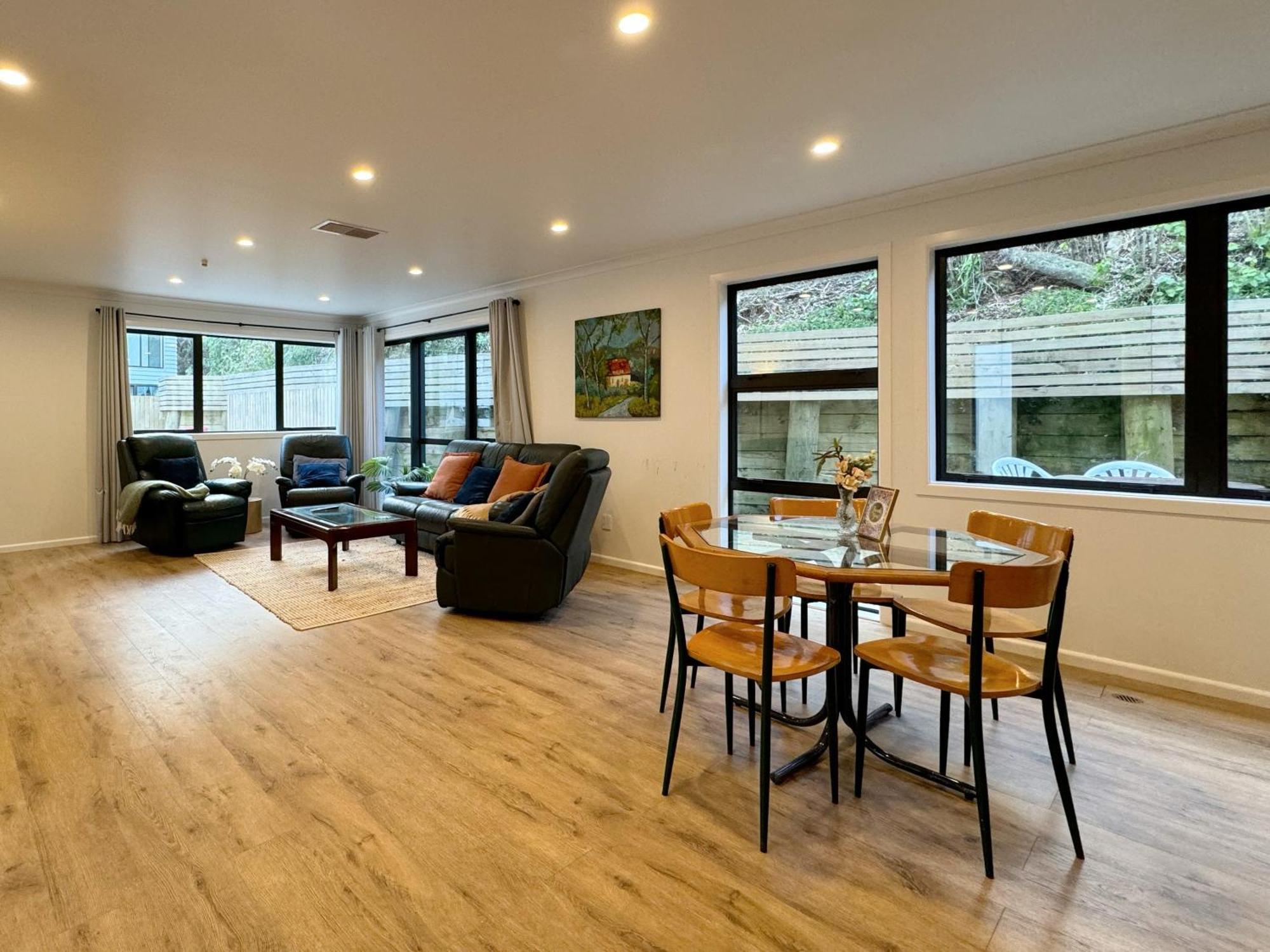 No Party Allowed, Entire Brand New 3 Bedroom Townhouse, Free Unlimited Fibre Wifi And Free Parking *