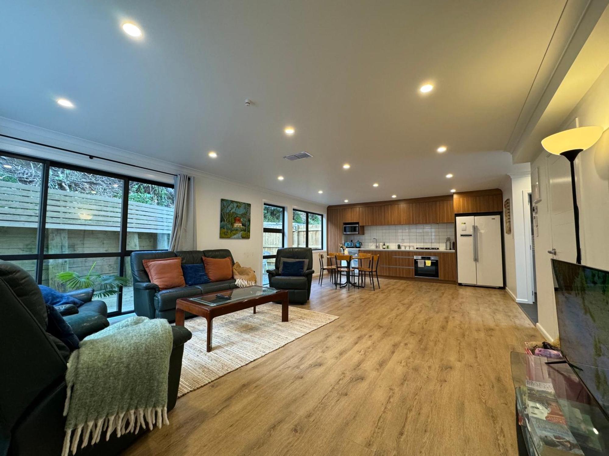 No Party Allowed, Entire Brand New 3 Bedroom Townhouse, Free Unlimited Fibre Wifi And Free Parking