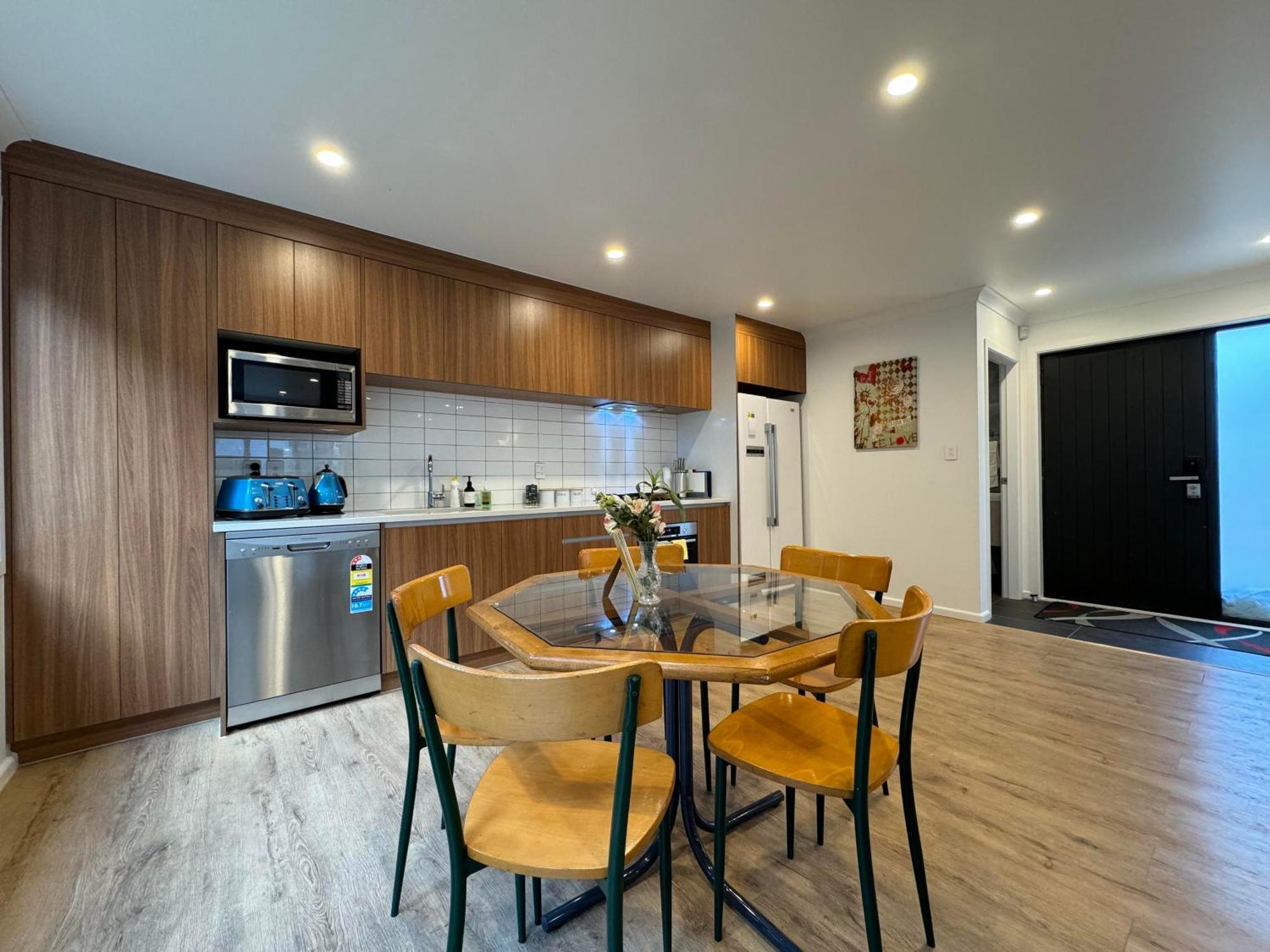 Holiday home No Party Allowed, Entire Brand New 3 Bedroom Townhouse, Free Unlimited Fibre Wifi And Free Parking
