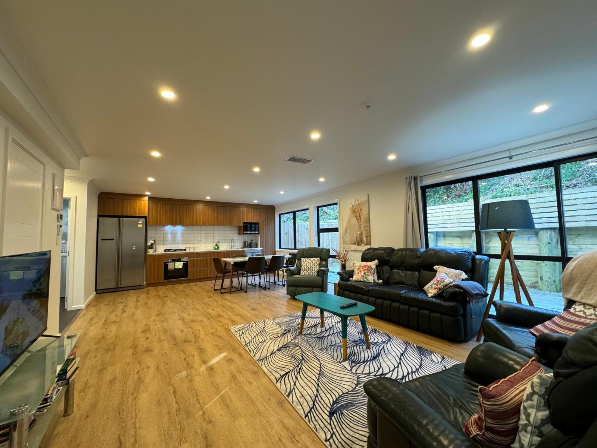 Holiday home No Party Allowed, Entire Brand New 3 Bedroom Townhouse, Free Unlimited Fibre Wifi And Free Parking *