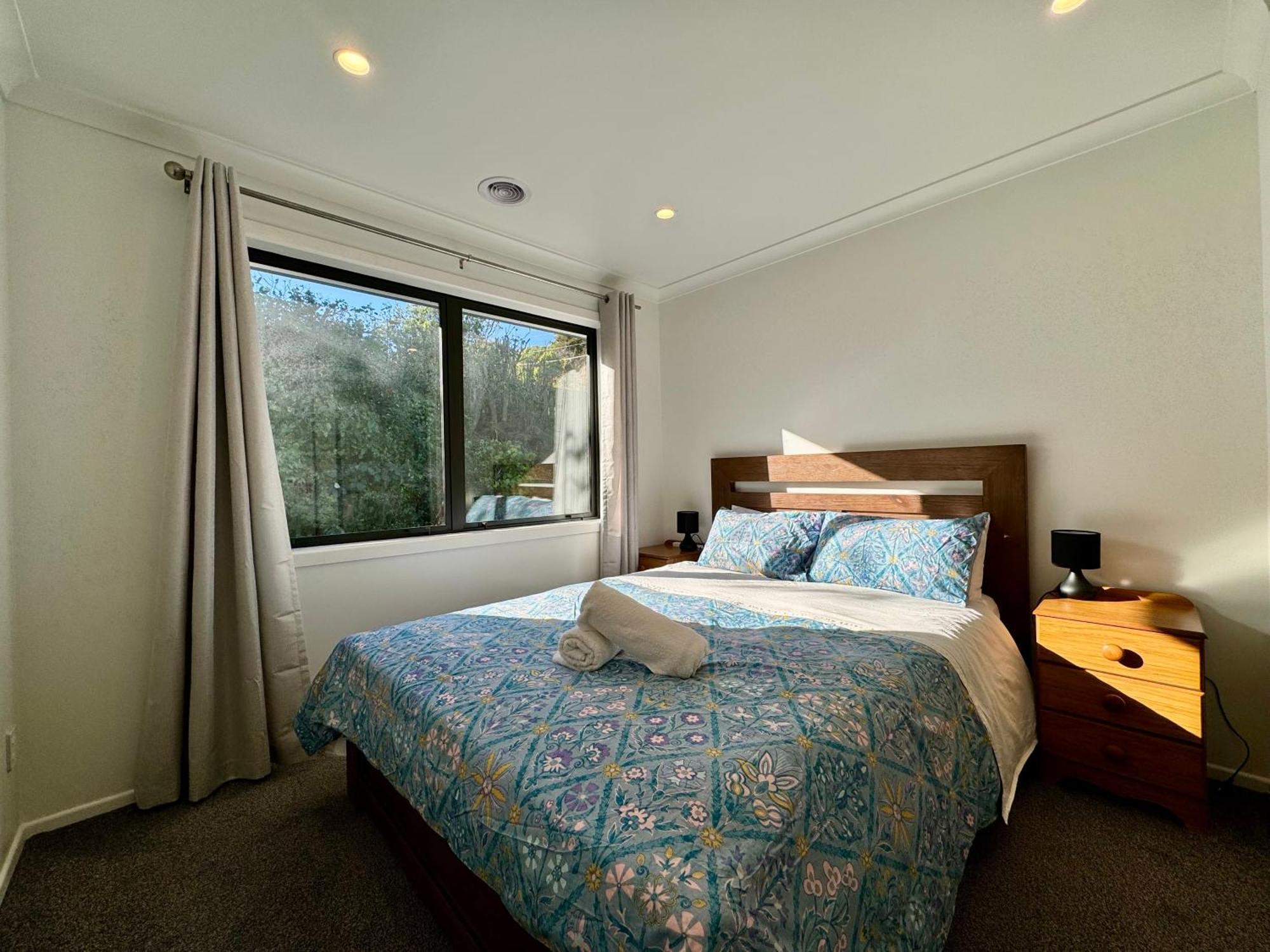 No Party Allowed, Entire Brand New 3 Bedroom Townhouse, Free Unlimited Fibre Wifi And Free Parking *
