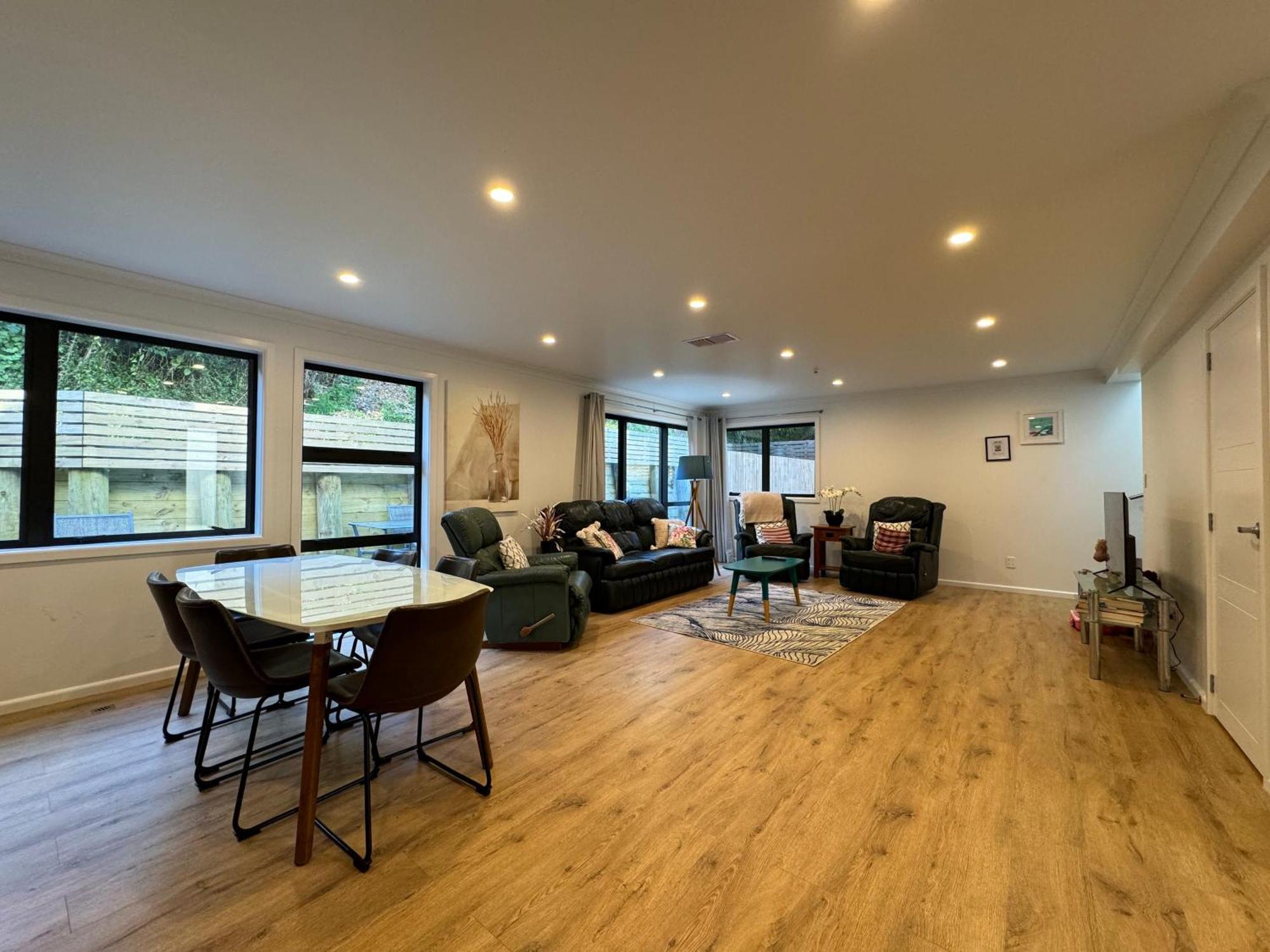 Holiday home No Party Allowed, Entire Brand New 3 Bedroom Townhouse, Free Unlimited Fibre Wifi And Free Parking