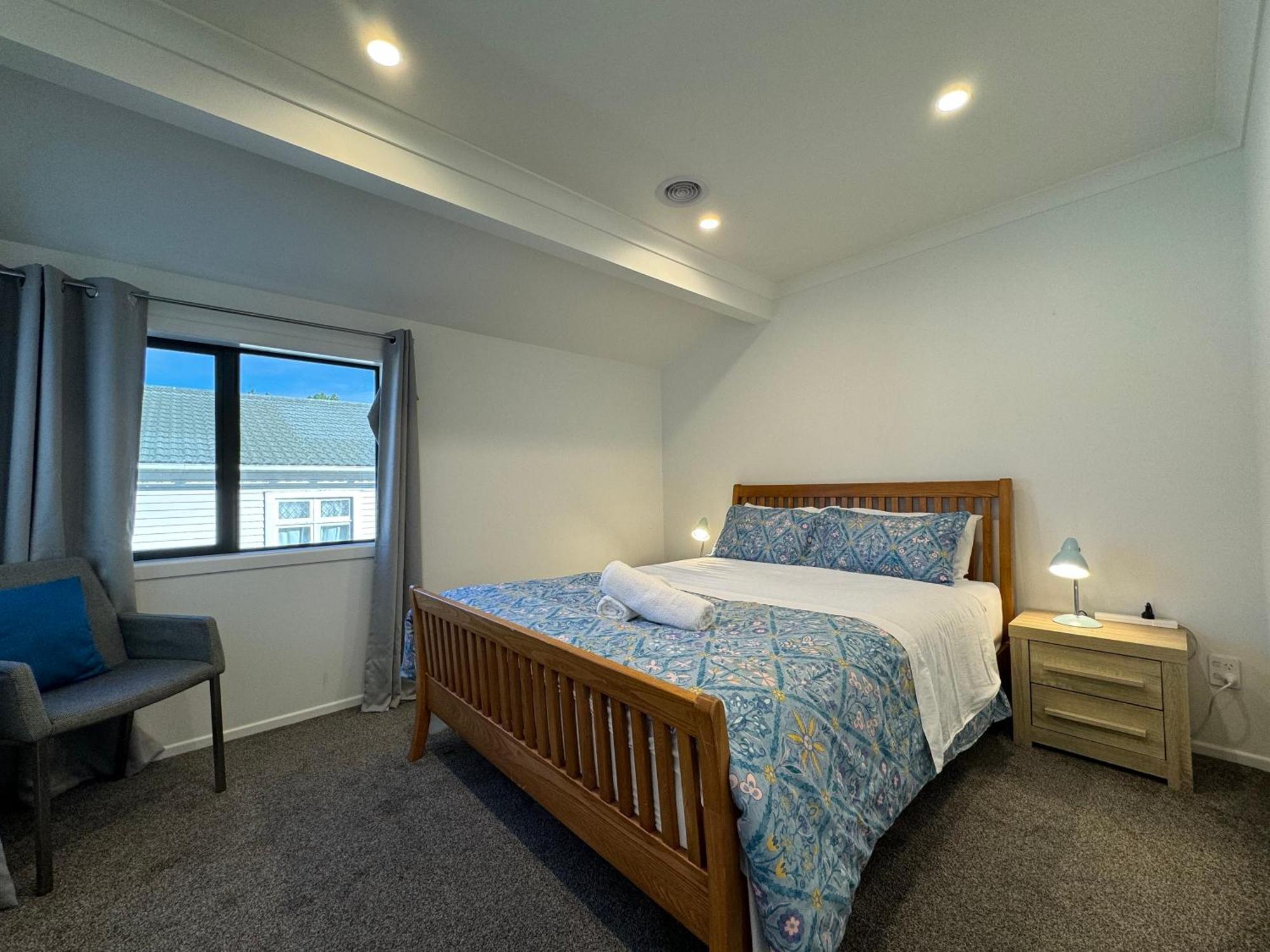 No Party Allowed, Entire Brand New 3 Bedroom Townhouse, Free Unlimited Fibre Wifi And Free Parking Holiday home *
