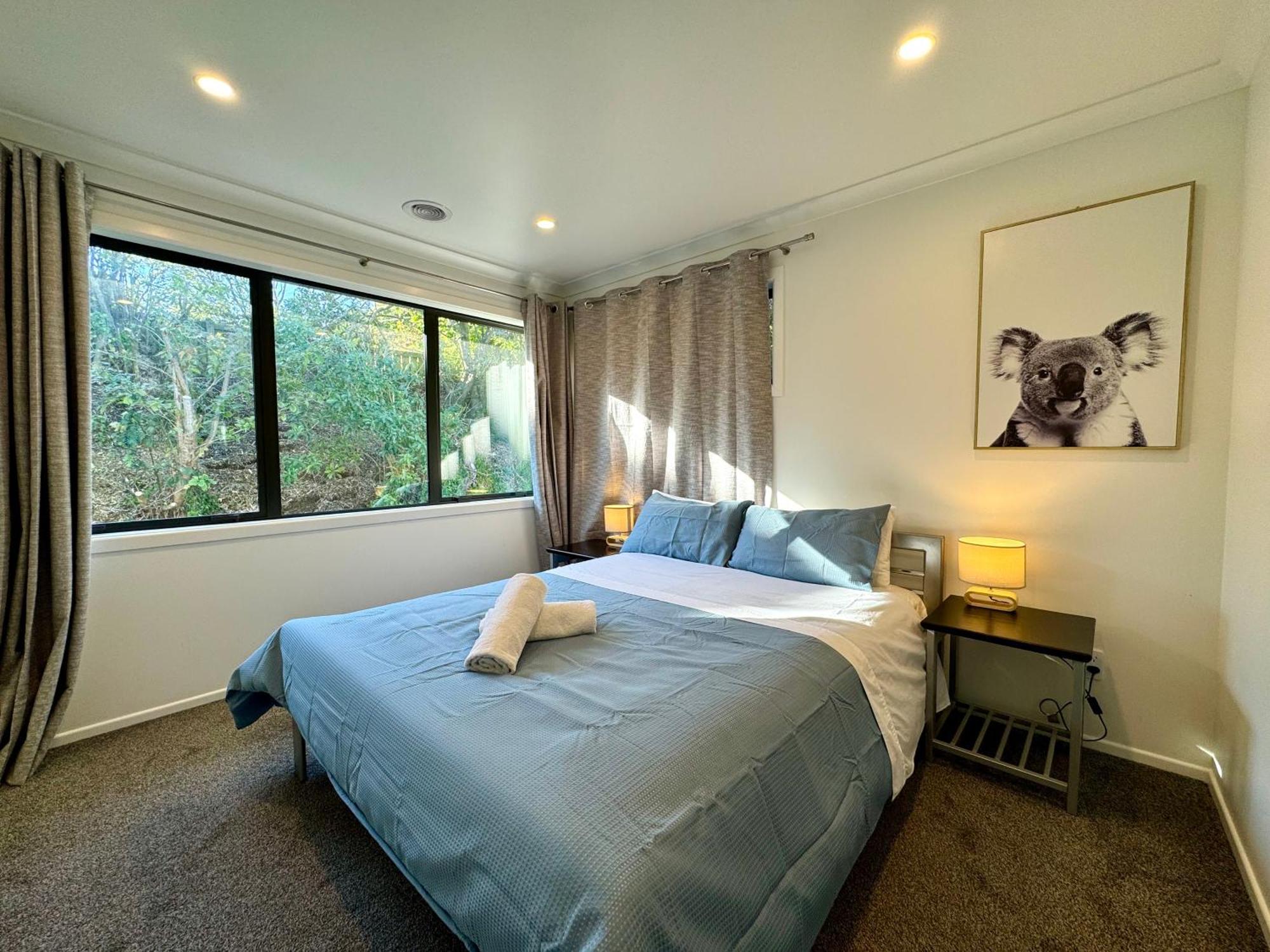 Holiday home No Party Allowed, Entire Brand New 3 Bedroom Townhouse, Free Unlimited Fibre Wifi And Free Parking *