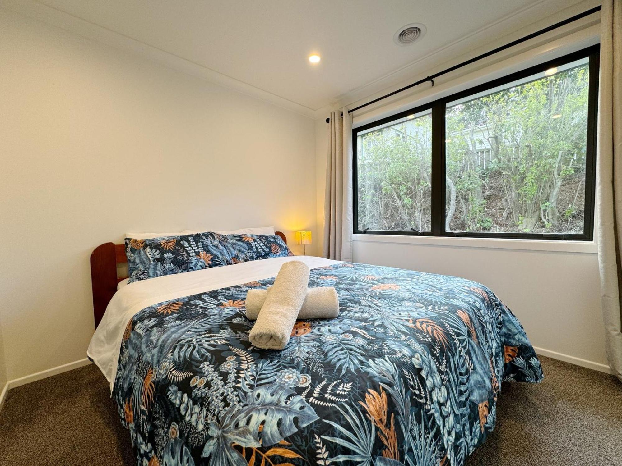 No Party Allowed, Entire Brand New 3 Bedroom Townhouse, Free Unlimited Fibre Wifi And Free Parking *