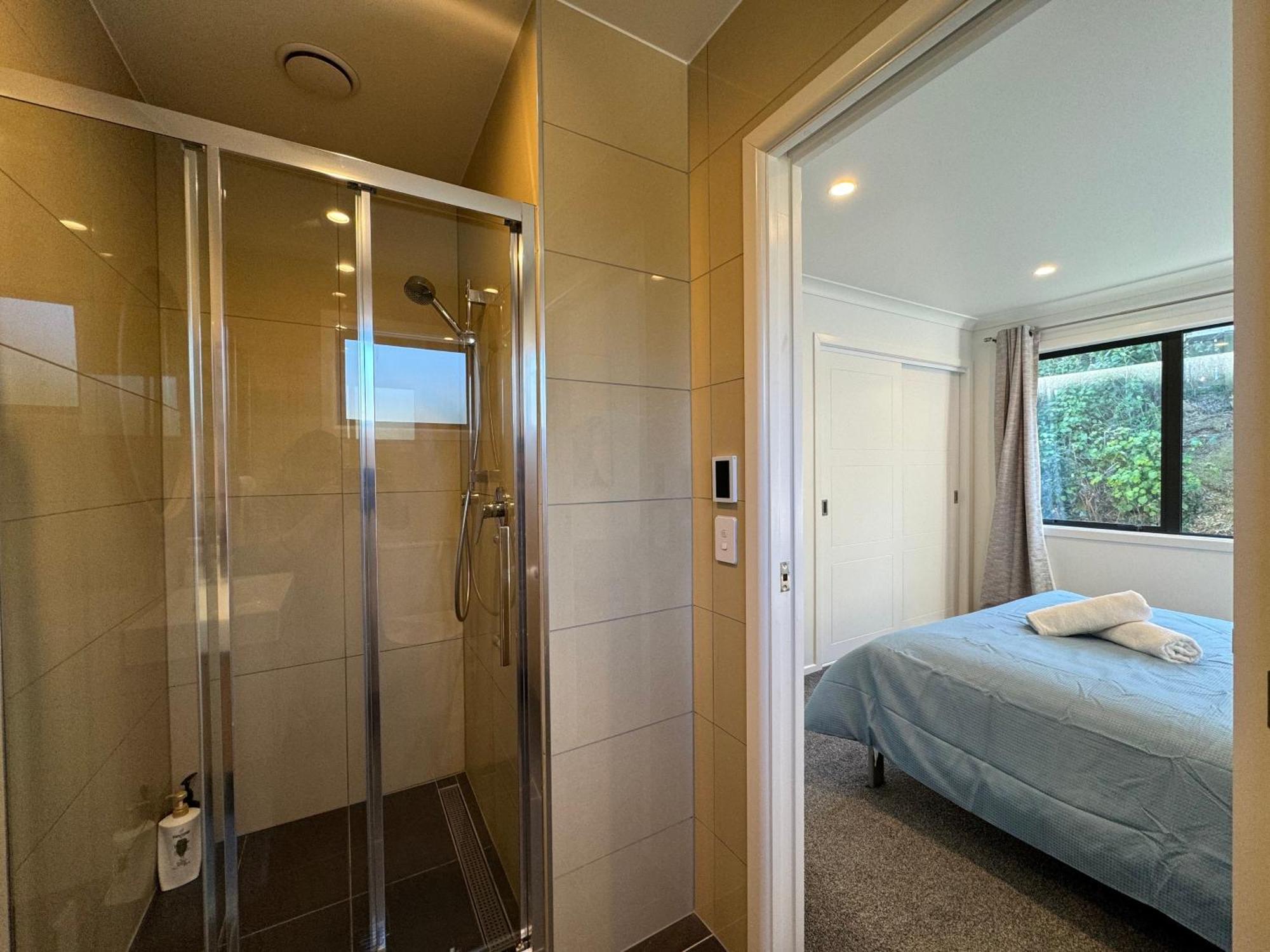 No Party Allowed, Entire Brand New 3 Bedroom Townhouse, Free Unlimited Fibre Wifi And Free Parking Wellington