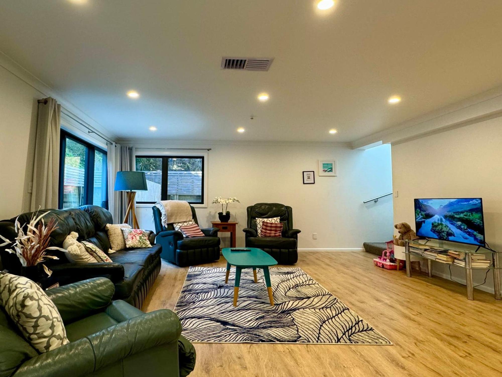 No Party Allowed, Entire Brand New 3 Bedroom Townhouse, Free Unlimited Fibre Wifi And Free Parking Holiday home *