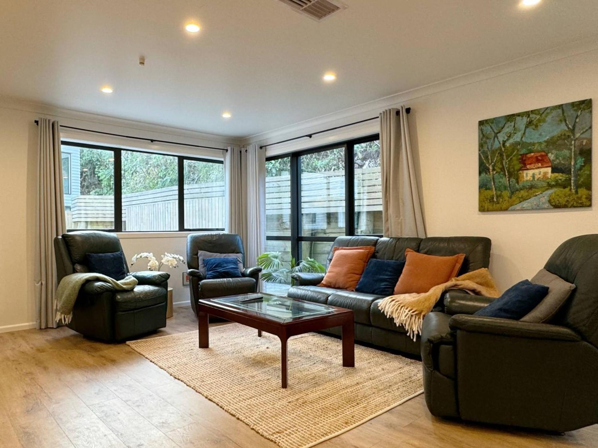 No Party Allowed, Entire Brand New 3 Bedroom Townhouse, Free Unlimited Fibre Wifi And Free Parking Holiday home *