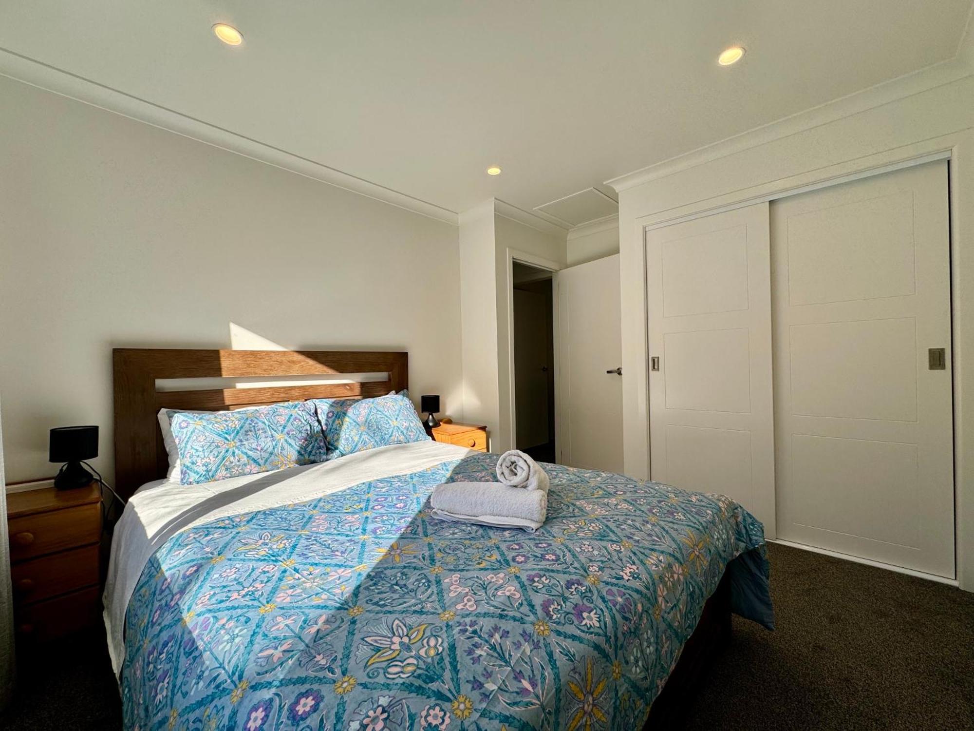 No Party Allowed, Entire Brand New 3 Bedroom Townhouse, Free Unlimited Fibre Wifi And Free Parking Wellington