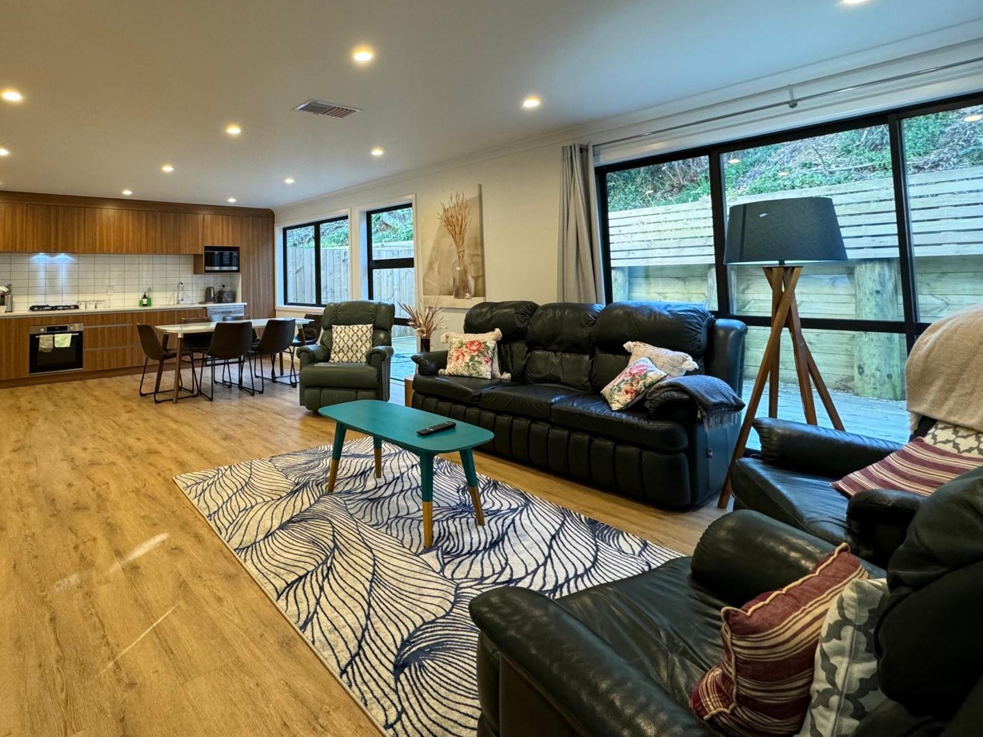 Holiday home No Party Allowed, Entire Brand New 3 Bedroom Townhouse, Free Unlimited Fibre Wifi And Free Parking *