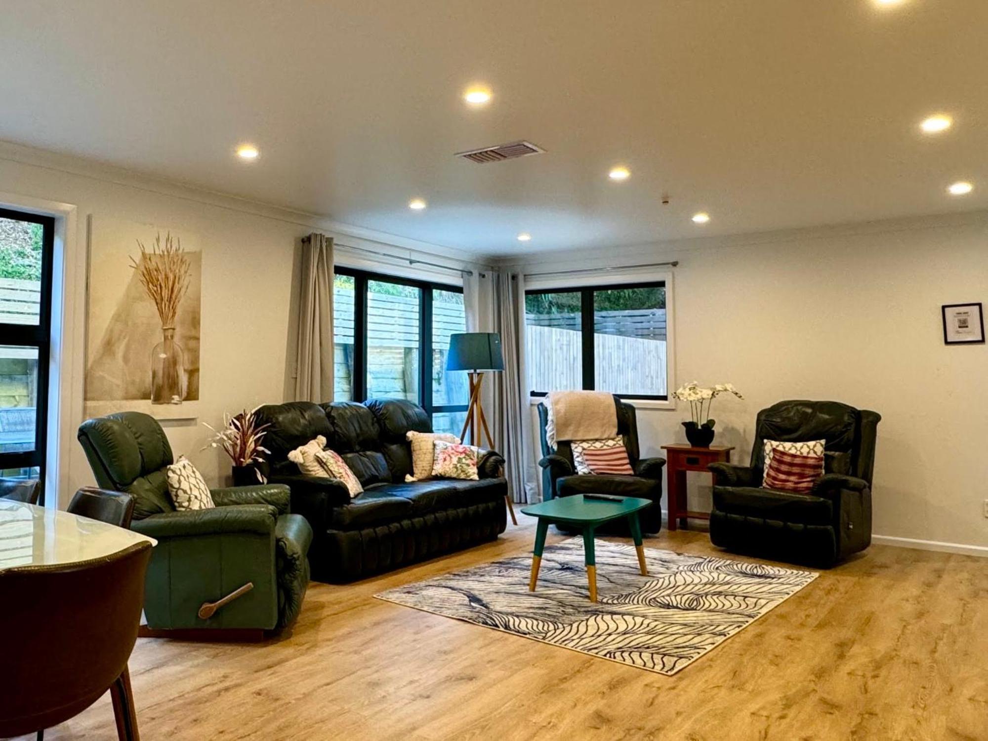 Holiday home No Party Allowed, Entire Brand New 3 Bedroom Townhouse, Free Unlimited Fibre Wifi And Free Parking