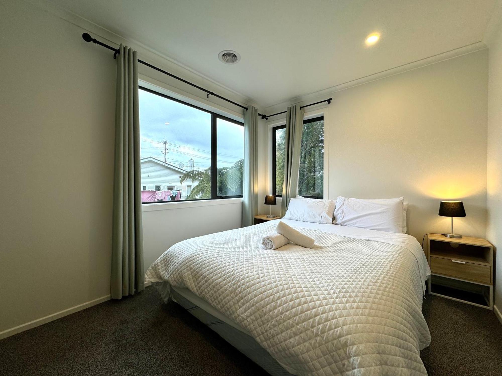 No Party Allowed, Entire Brand New 3 Bedroom Townhouse, Free Unlimited Fibre Wifi And Free Parking *