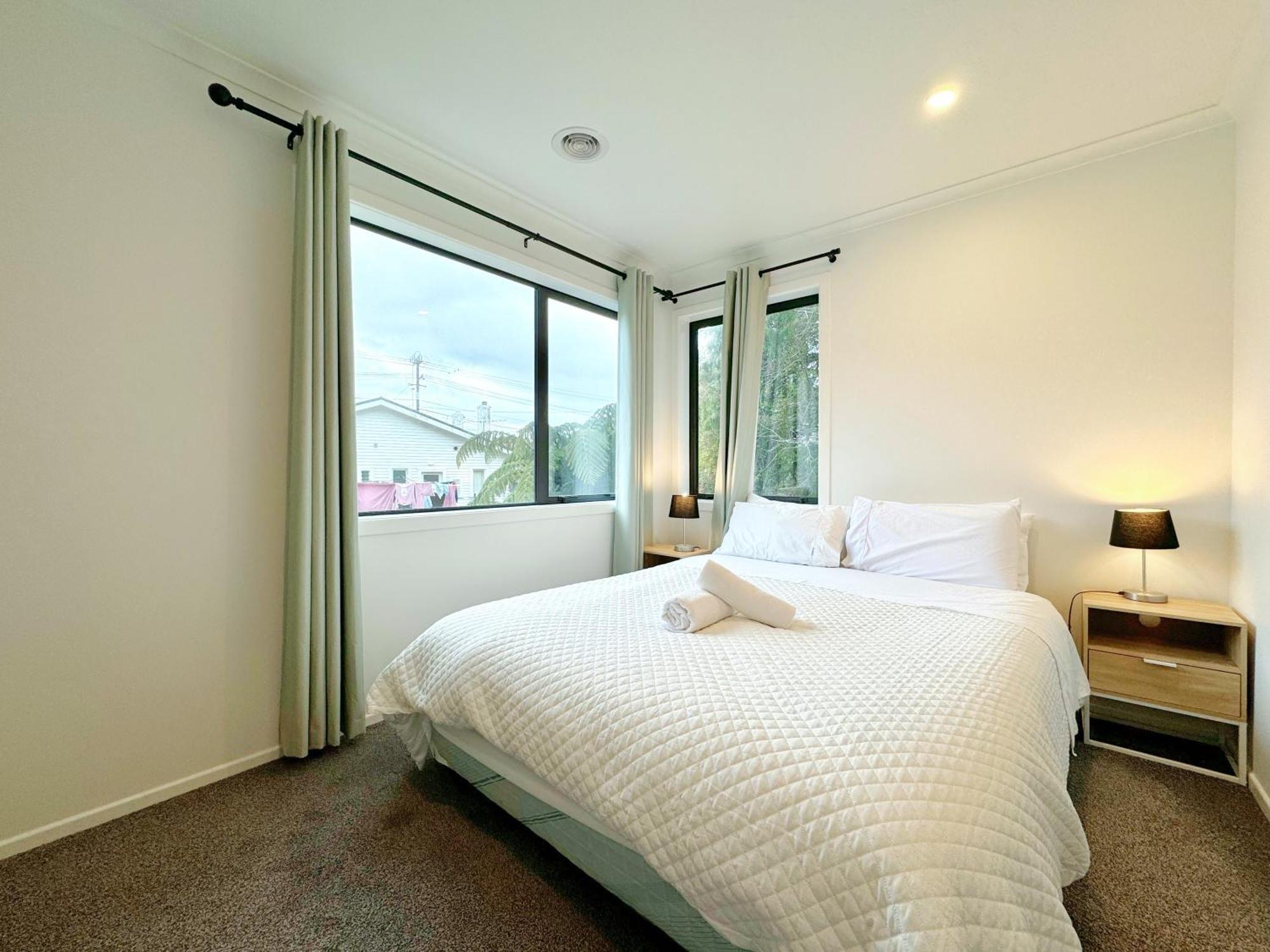 No Party Allowed, Entire Brand New 3 Bedroom Townhouse, Free Unlimited Fibre Wifi And Free Parking Holiday home *