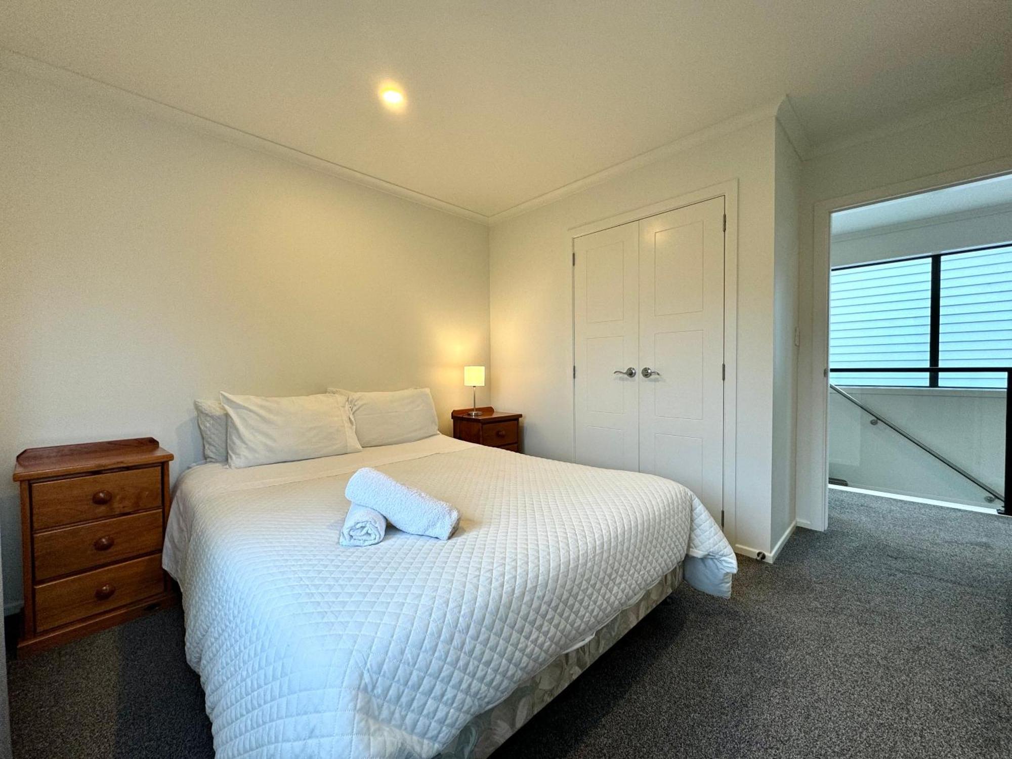 Holiday home No Party Allowed, Entire Brand New 3 Bedroom Townhouse, Free Unlimited Fibre Wifi And Free Parking Wellington