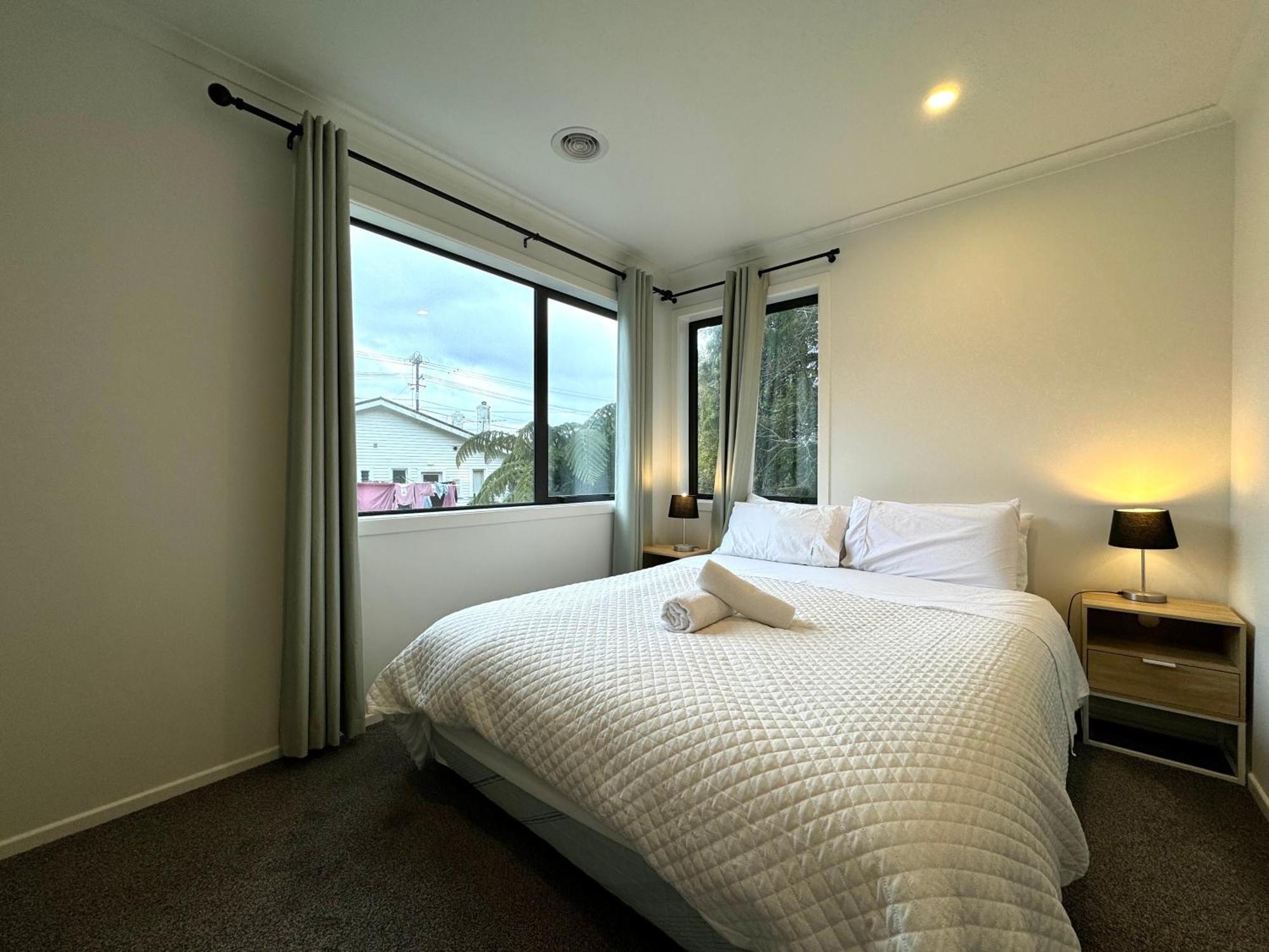 No Party Allowed, Entire Brand New 3 Bedroom Townhouse, Free Unlimited Fibre Wifi And Free Parking Wellington