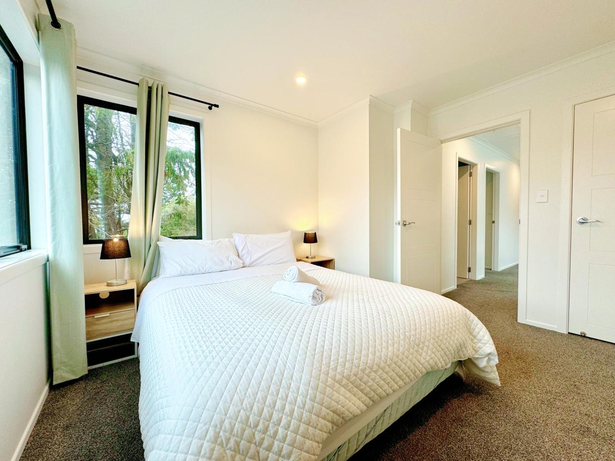 Holiday home No Party Allowed, Entire Brand New 3 Bedroom Townhouse, Free Unlimited Fibre Wifi And Free Parking