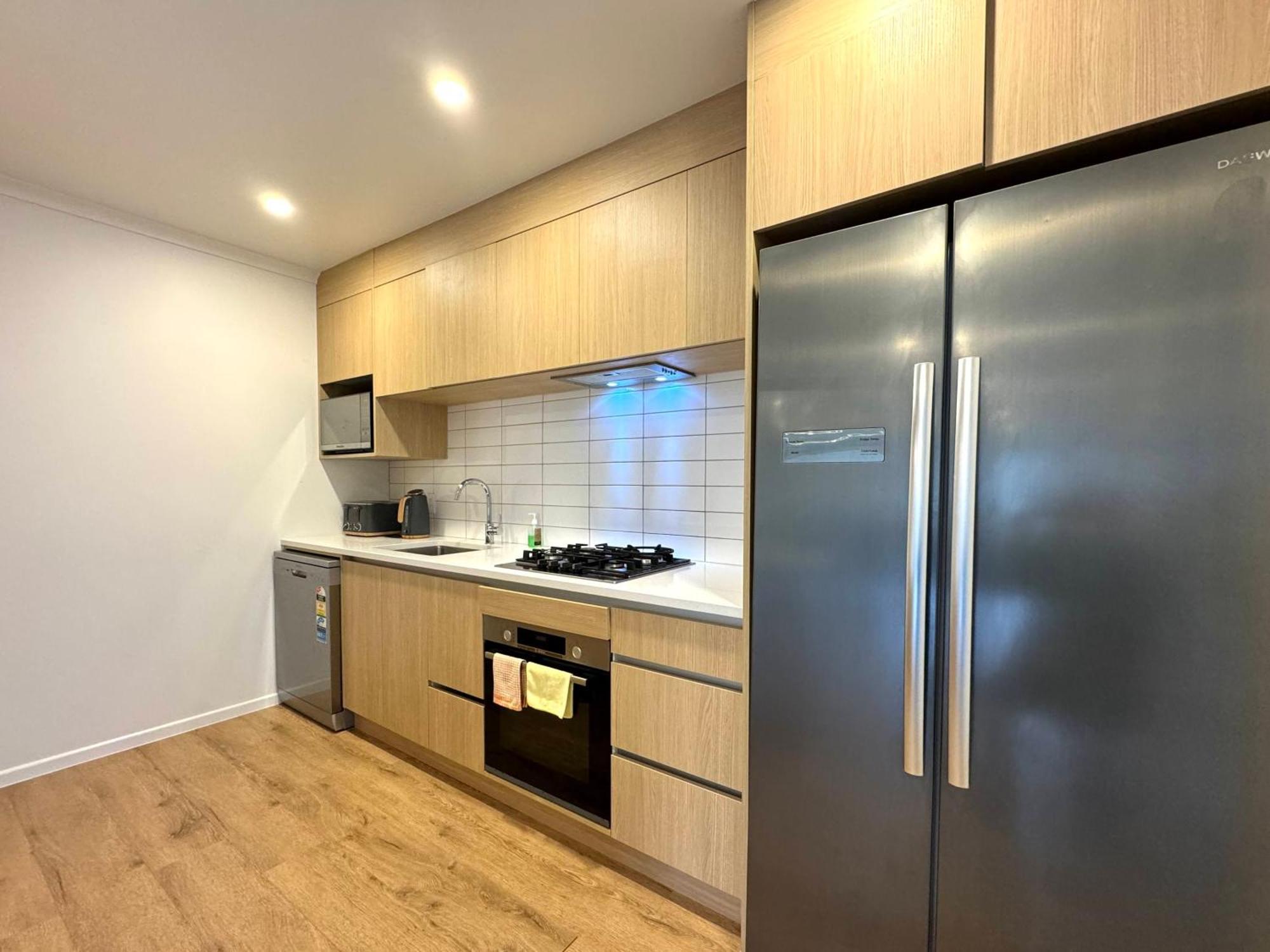 Holiday home No Party Allowed, Entire Brand New 3 Bedroom Townhouse, Free Unlimited Fibre Wifi And Free Parking *