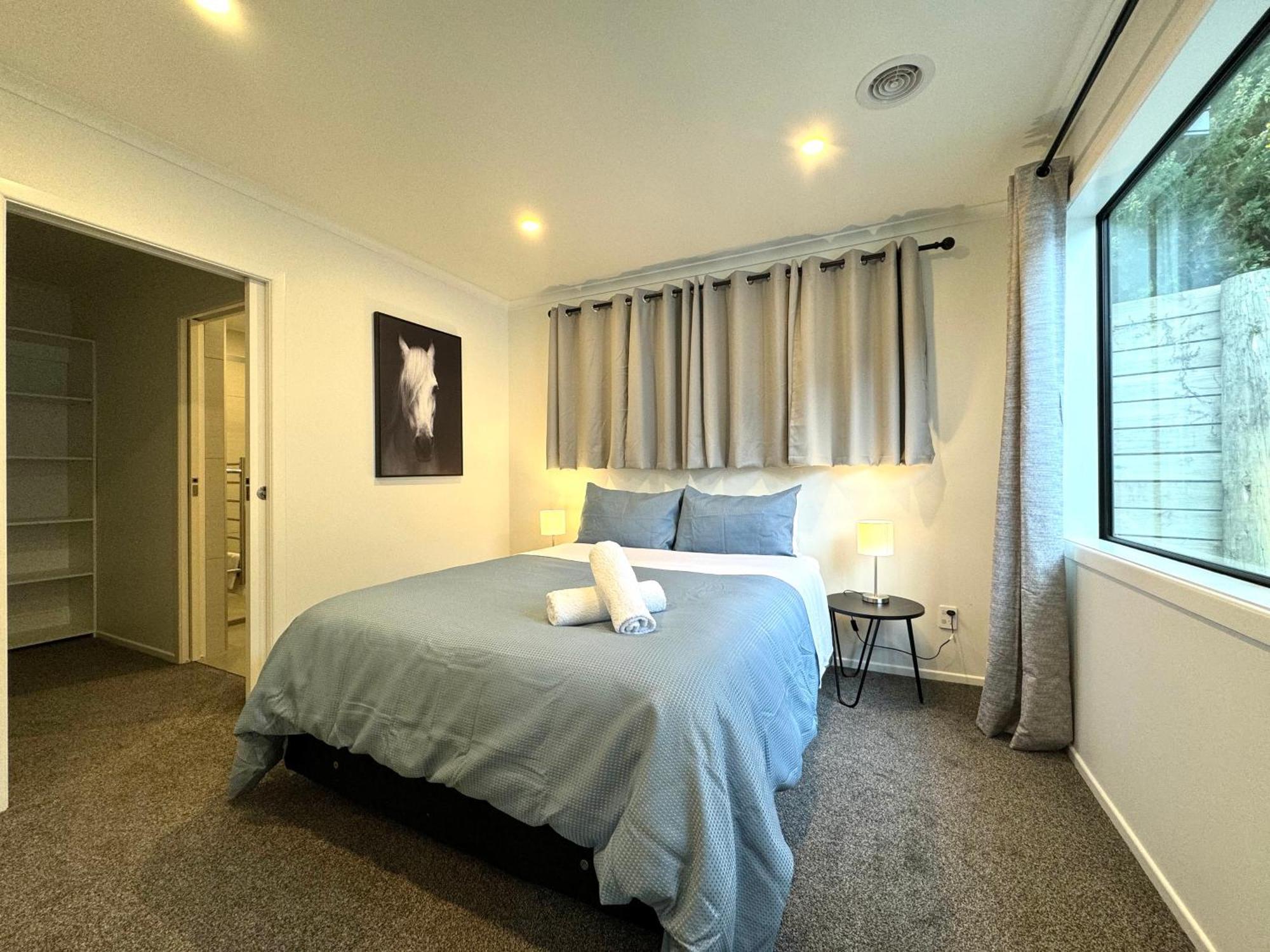 Holiday home No Party Allowed, Entire Brand New 3 Bedroom Townhouse, Free Unlimited Fibre Wifi And Free Parking