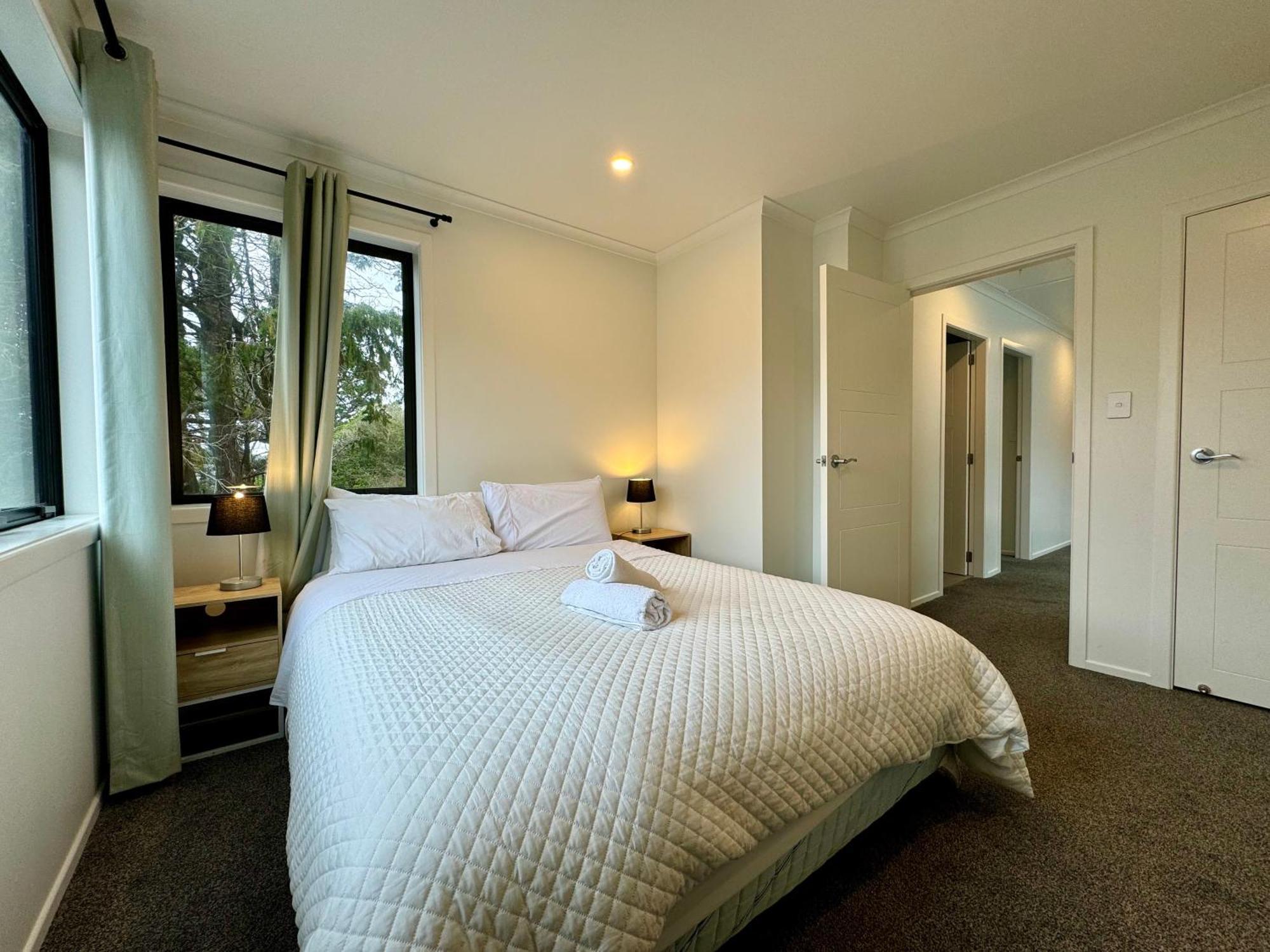 Holiday home No Party Allowed, Entire Brand New 3 Bedroom Townhouse, Free Unlimited Fibre Wifi And Free Parking Wellington
