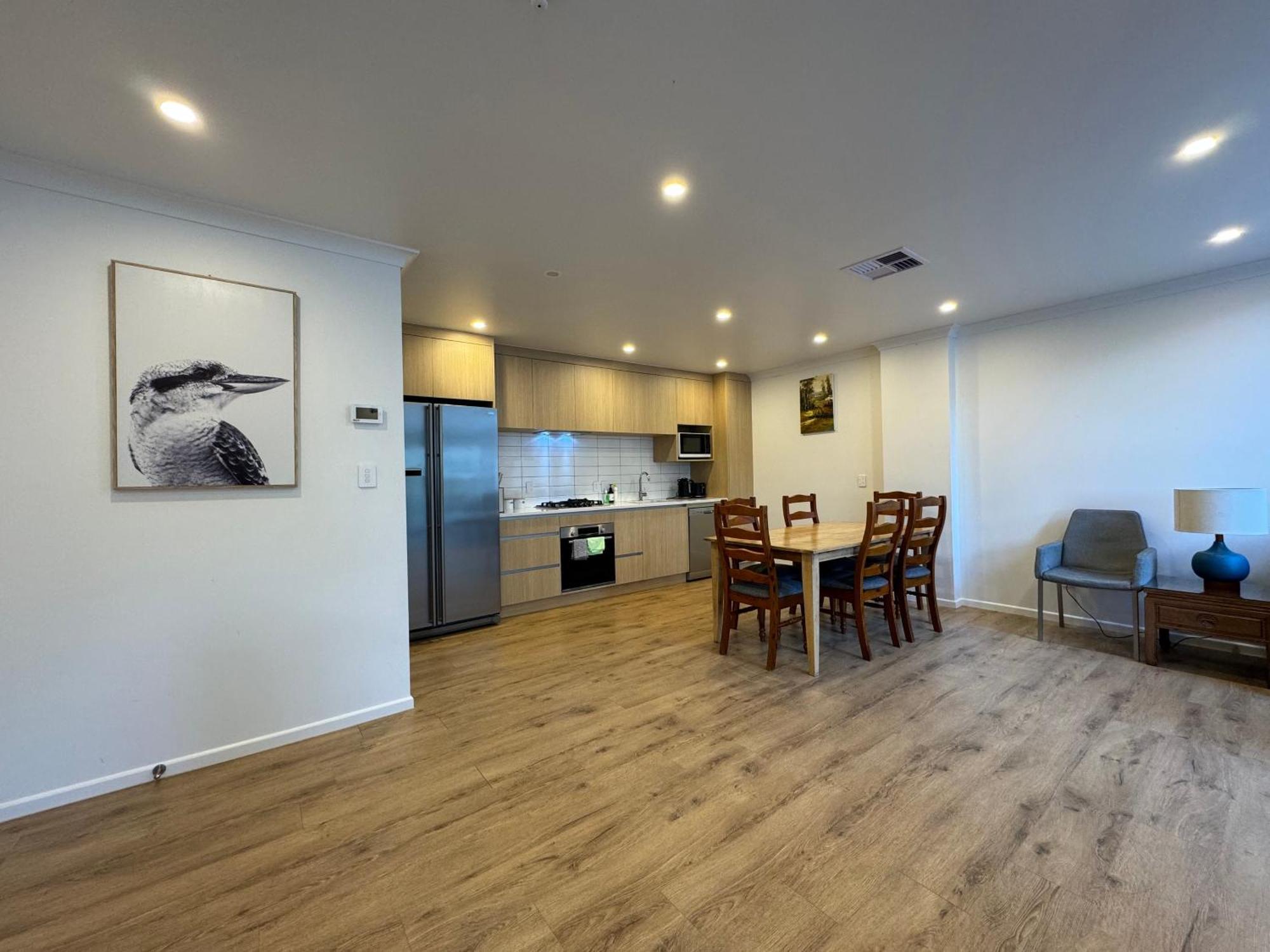 Holiday home No Party Allowed, Entire Brand New 3 Bedroom Townhouse, Free Unlimited Fibre Wifi And Free Parking *