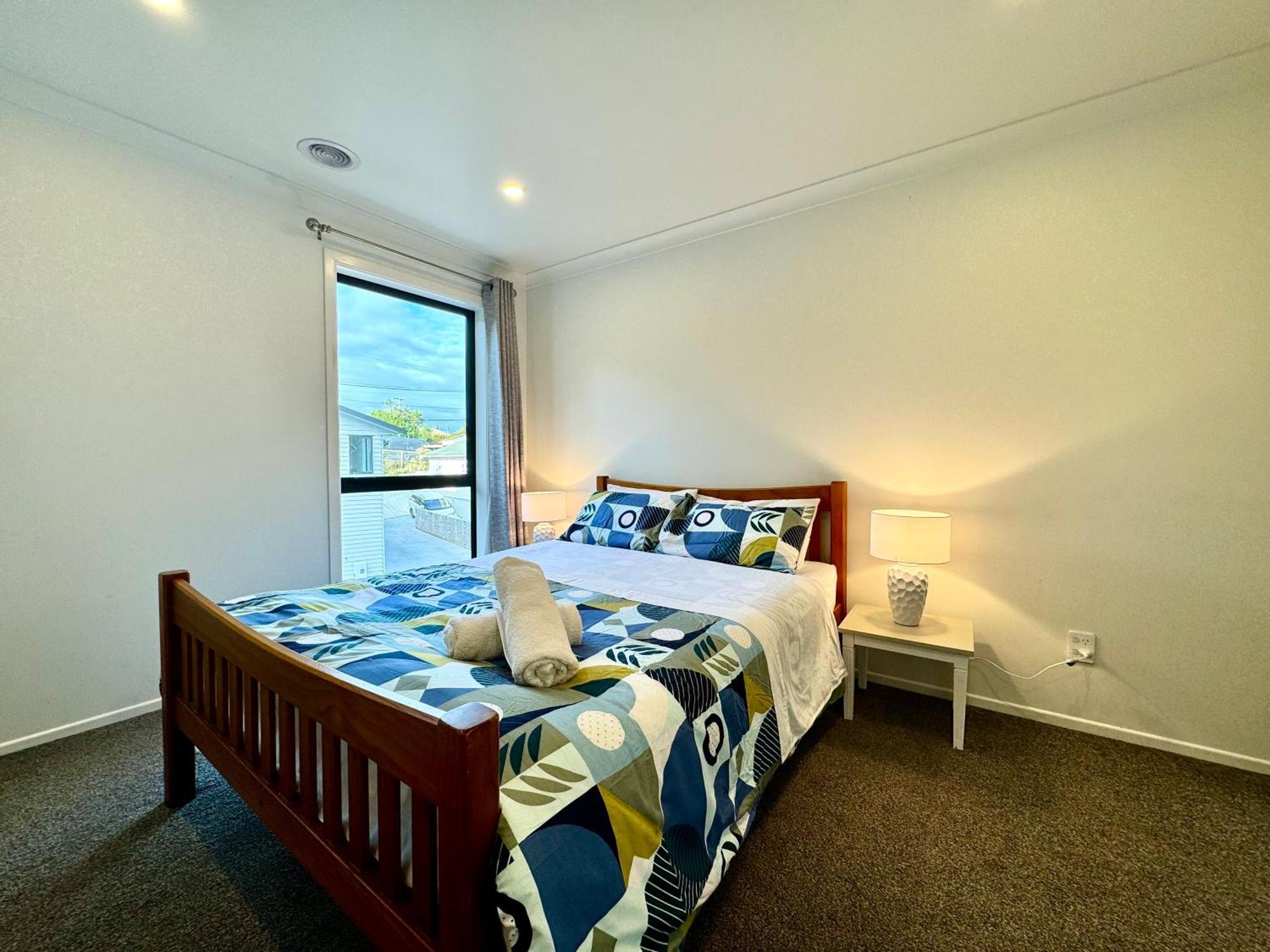 Holiday home No Party Allowed, Entire Brand New 3 Bedroom Townhouse, Free Unlimited Fibre Wifi And Free Parking