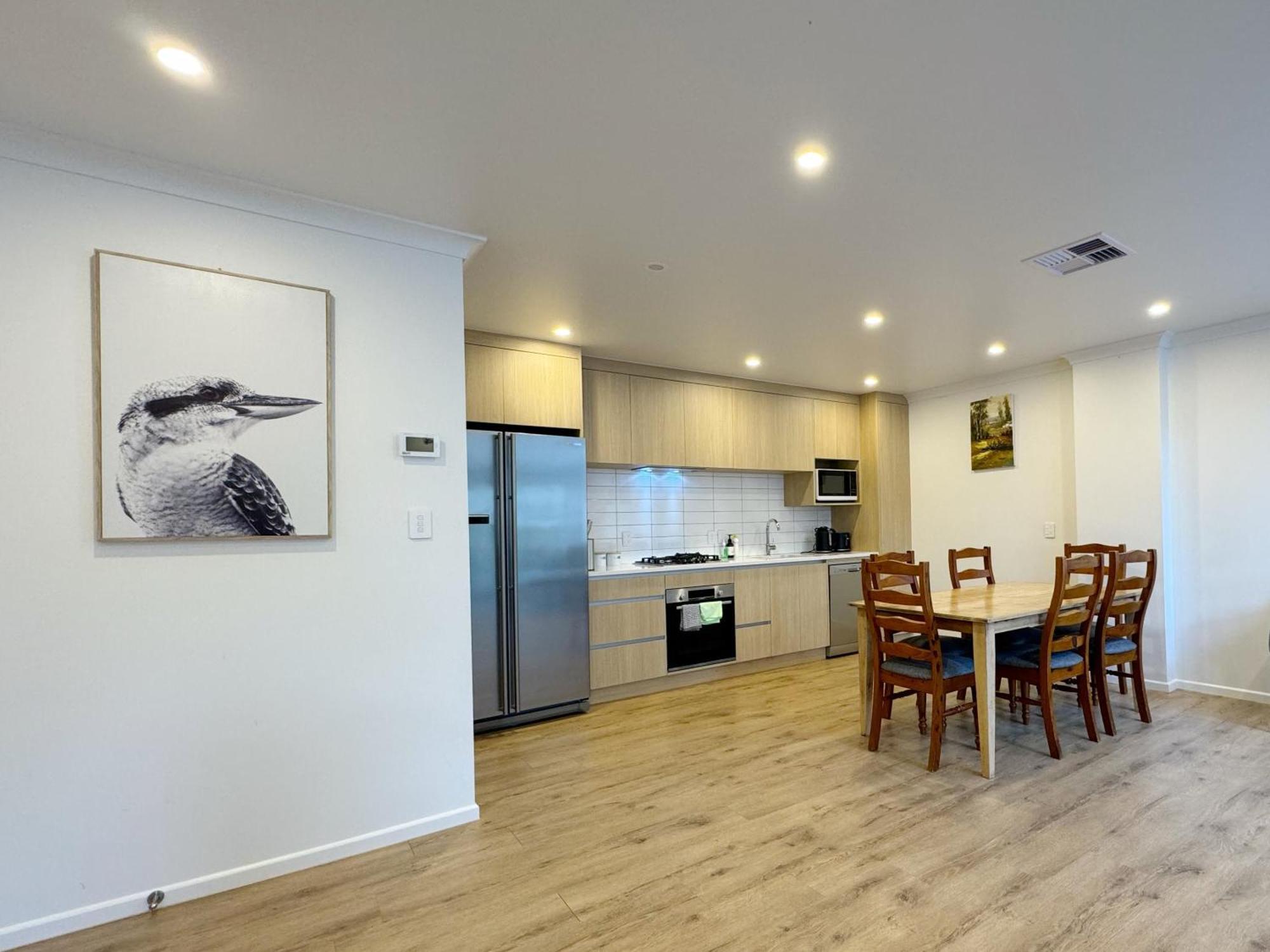 No Party Allowed, Entire Brand New 3 Bedroom Townhouse, Free Unlimited Fibre Wifi And Free Parking Holiday home *