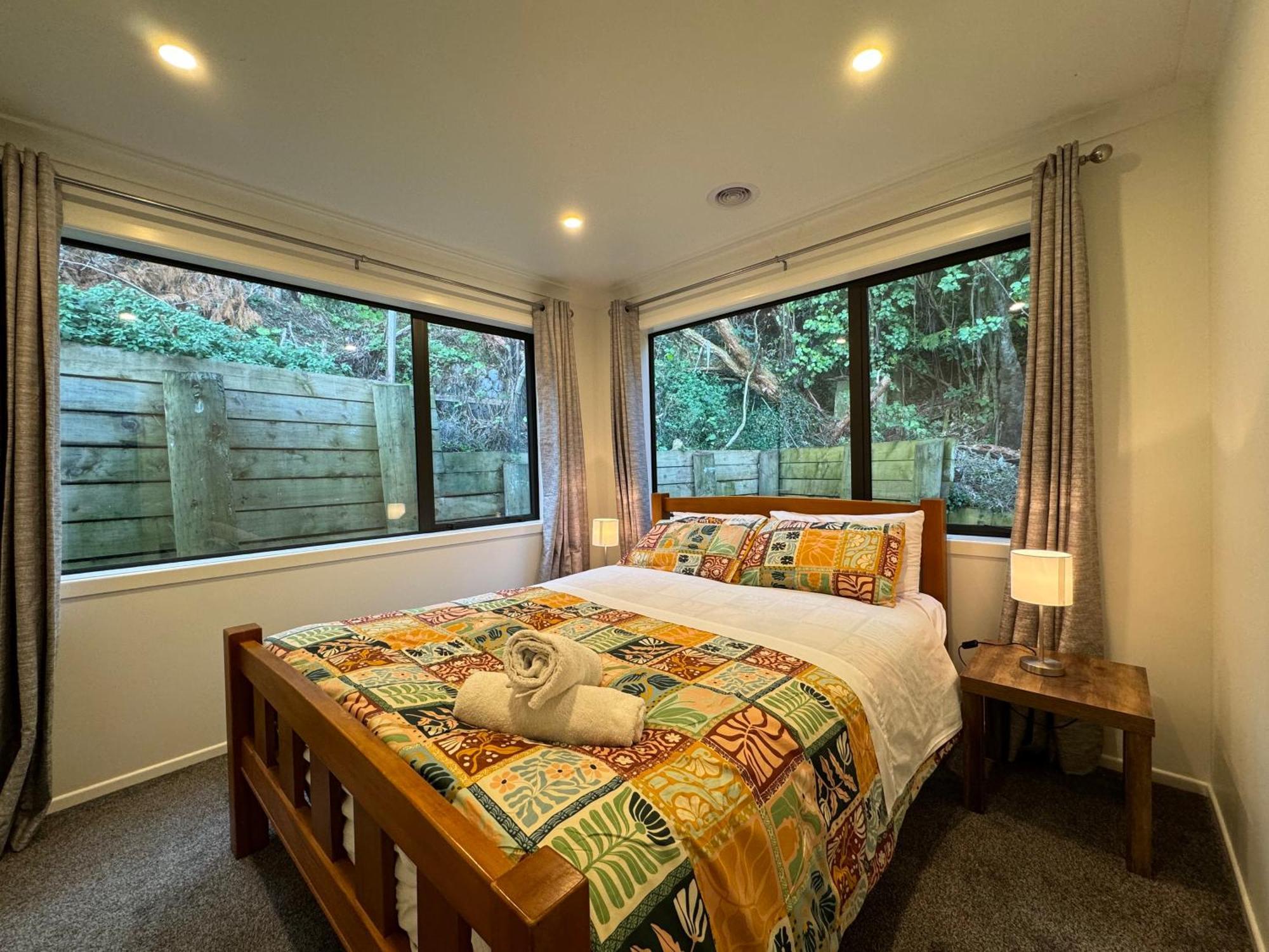 Holiday home No Party Allowed, Entire Brand New 3 Bedroom Townhouse, Free Unlimited Fibre Wifi And Free Parking *