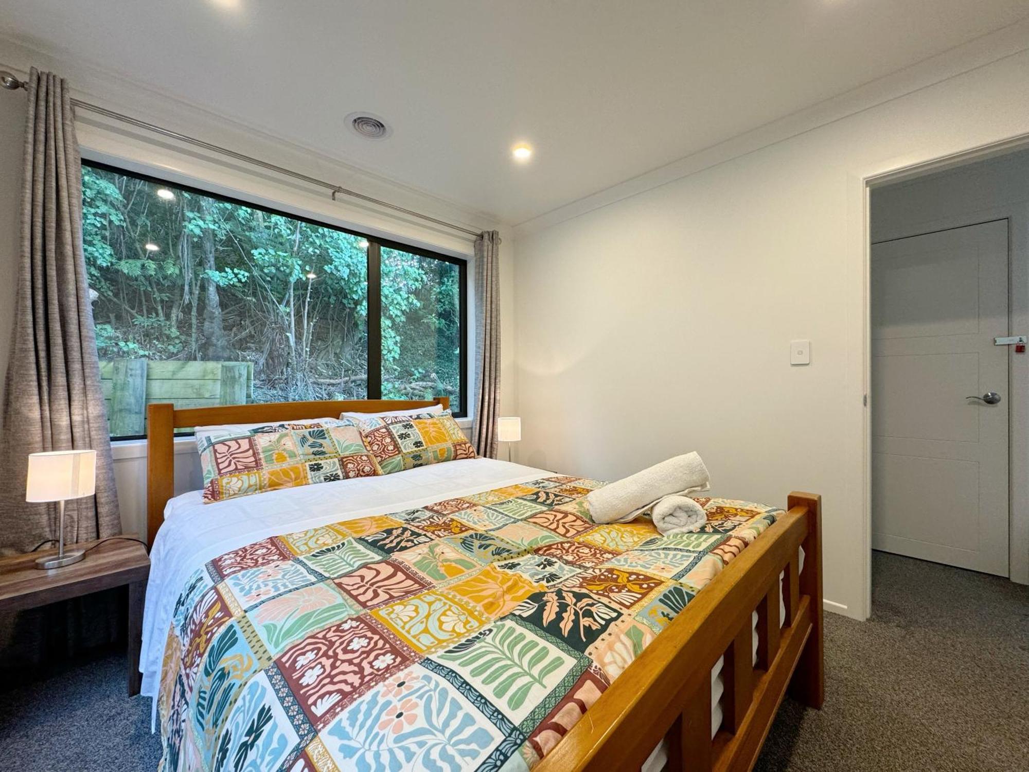 No Party Allowed, Entire Brand New 3 Bedroom Townhouse, Free Unlimited Fibre Wifi And Free Parking