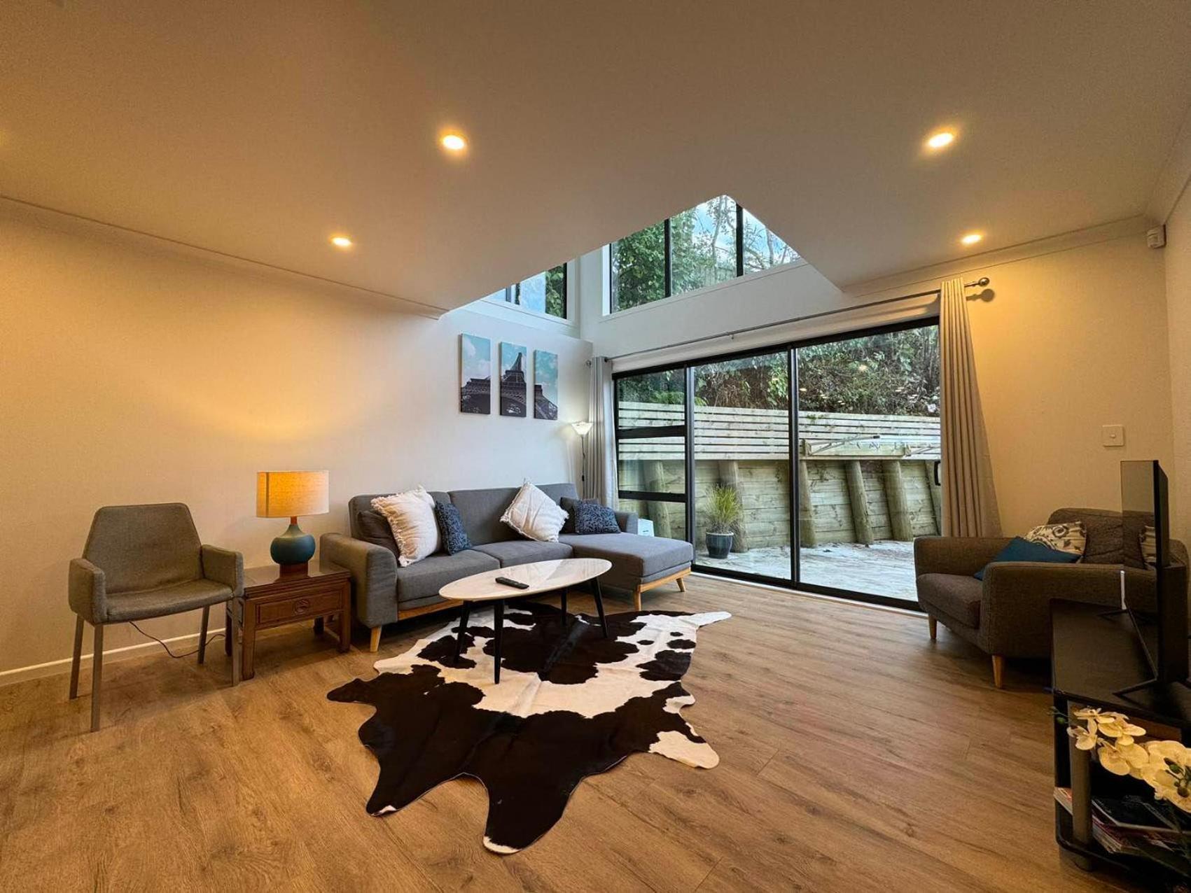 Holiday home No Party Allowed, Entire Brand New 3 Bedroom Townhouse, Free Unlimited Fibre Wifi And Free Parking